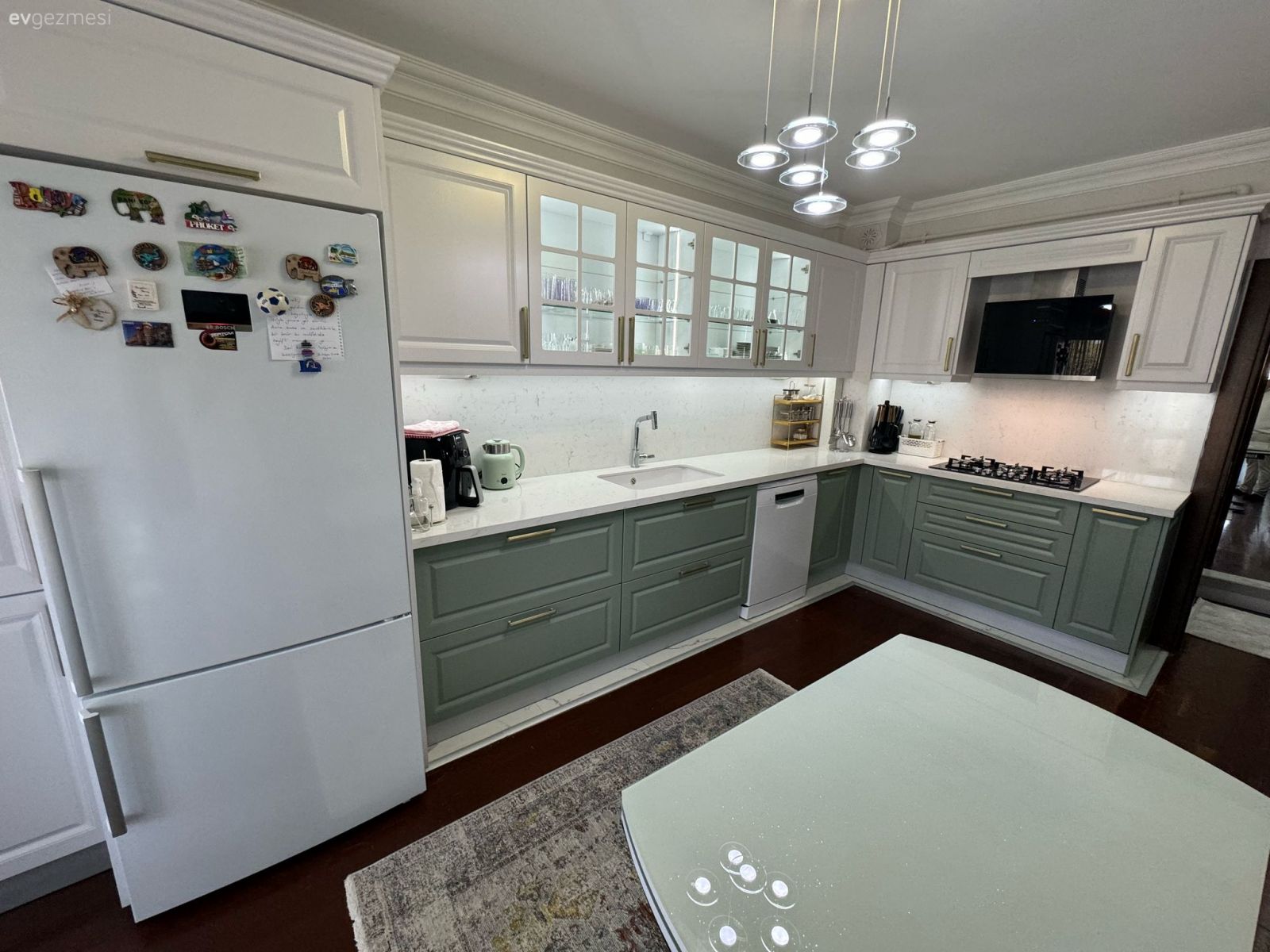 Sedirli Köşesiyle Dikkat Çeken Bu Mutfak Bir Hayli Keyifli