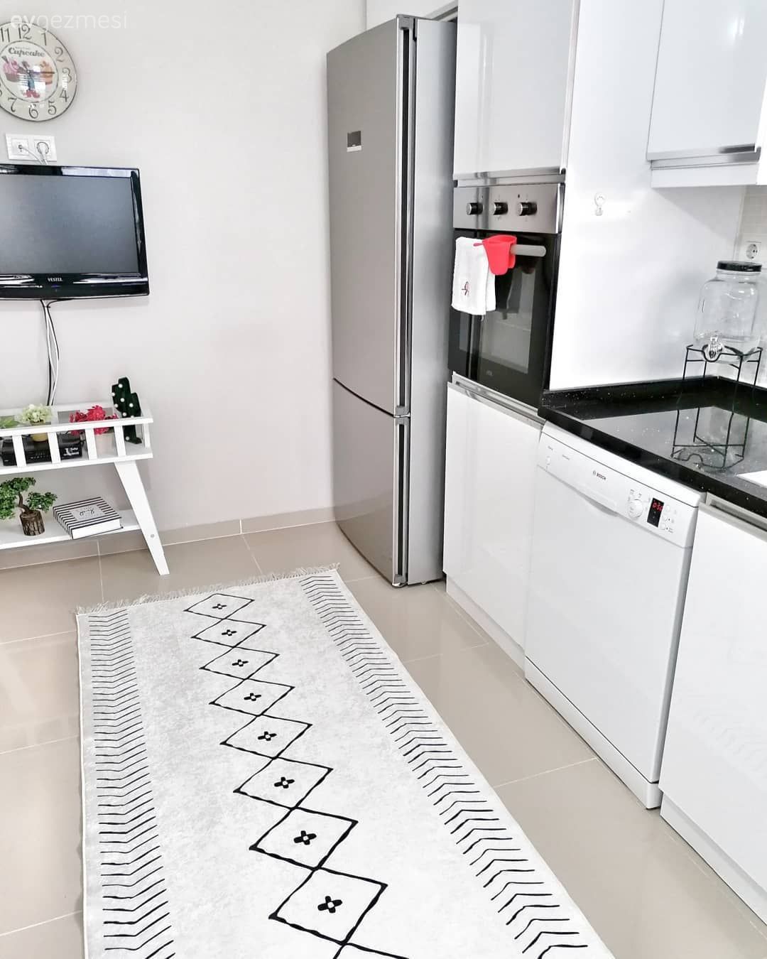 Mutfak, Beyaz mutfak, Siyah tezgah, Mutfak tezgahı, Mutfak tezgah arası, Siyah, Beyaz, Mutfak halısı, Modern mutfak, Çiçekler, Mutfak masası, Sandalye, Mutfak Avize Modelleri, Zebra Perde, Perde, Mutfak perdesi, Çiçeklik