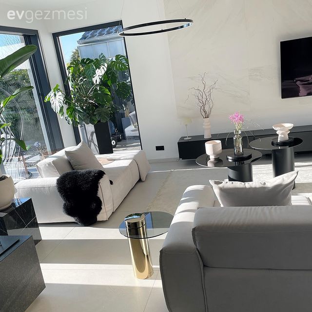 Modern, Açık konsept yaşam alanı, Siyah, Beyaz, Gri, Tv ünitesi, Tv ünitesi aksesuarları, Ev Aksesuar, Orta sehpa, Sehpa, Koltuk takımı, Avize, Aydınlatma, Salon avizesi, Led aydınlatma, Dekoratif Objeler, Yan sehpa