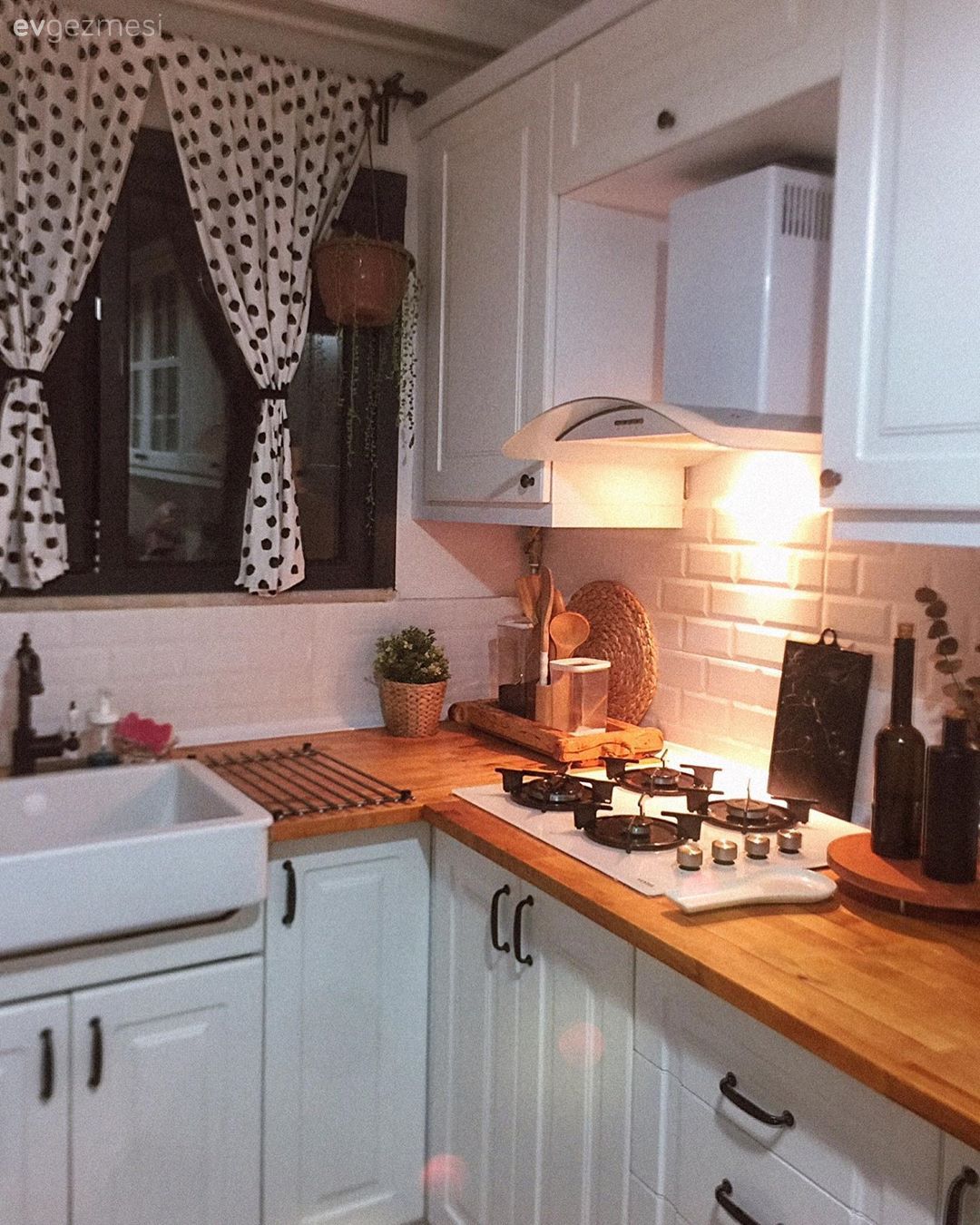 Mutfak, Beyaz, Ahşap mutfak tezgahı, Mutfak tezgahı, Metro seramik, Seramik, Mutfak perdesi, Pencere önü eviye, Eviye 