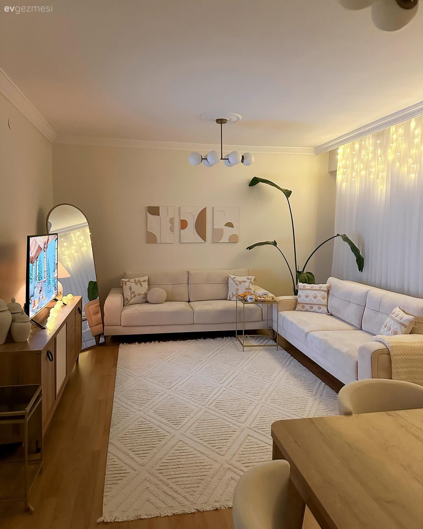 Salon, Bohem Dekorasyon, Beyaz, Bej, Ahşap Mobilya, Koltuk takımı, Tv ünitesi, Tv ünitesi aksesuarları, Ev Aksesuar, Orta sehpa, Sehpa, Halı, Salon halısı, Ev bitkisi, Avize, Aydınlatma, Salon avizesi, Sandalye, Yemek masası, Boy aynası, Ayna, Parke