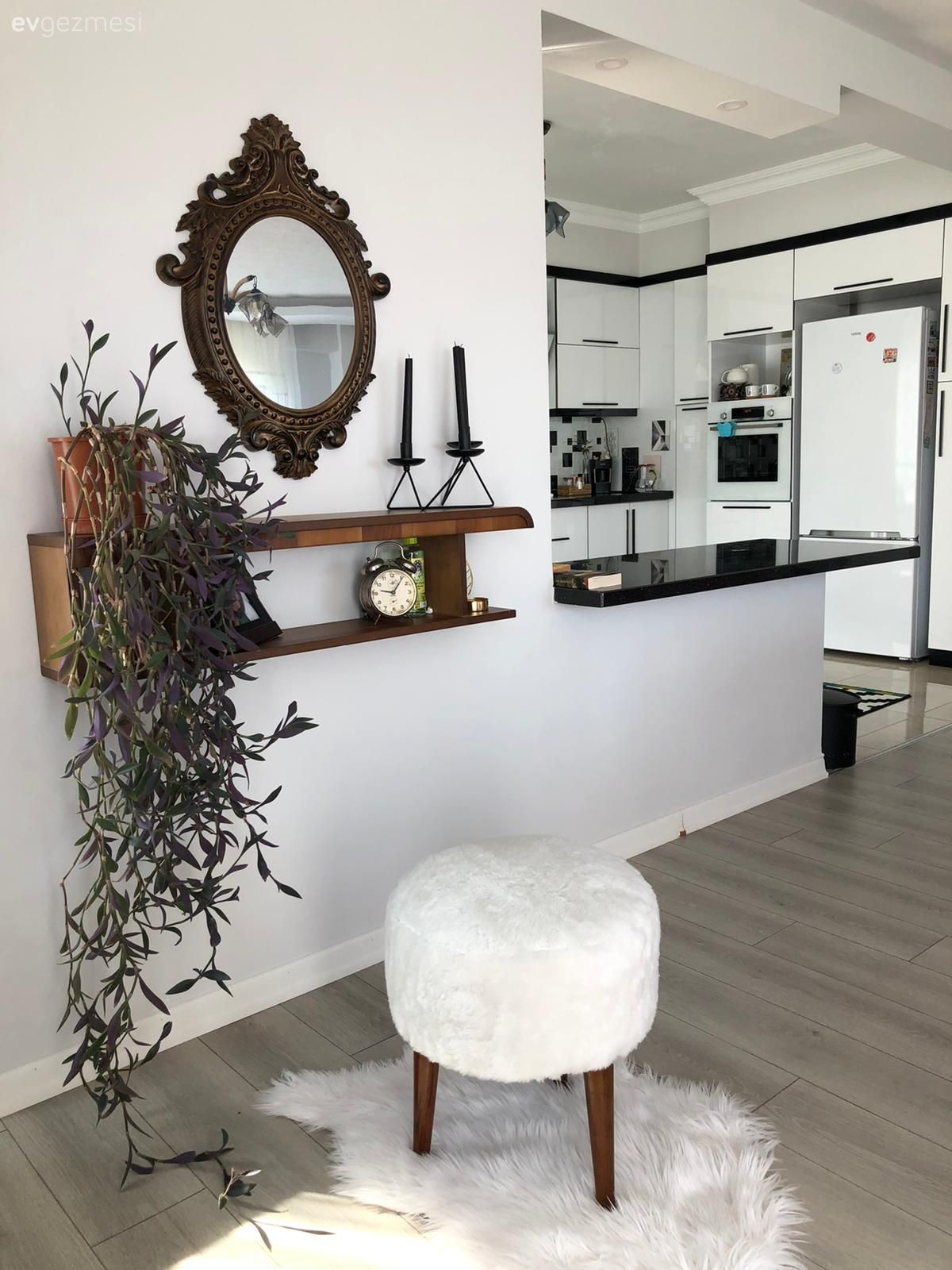 Beyaz, Kahverengi, Duvar rafı, Duvar dekorasyonu, Ayna, Puf, Peluş, Şamdan, Ev Aksesuar, Amerikan Mutfak, Mutfak