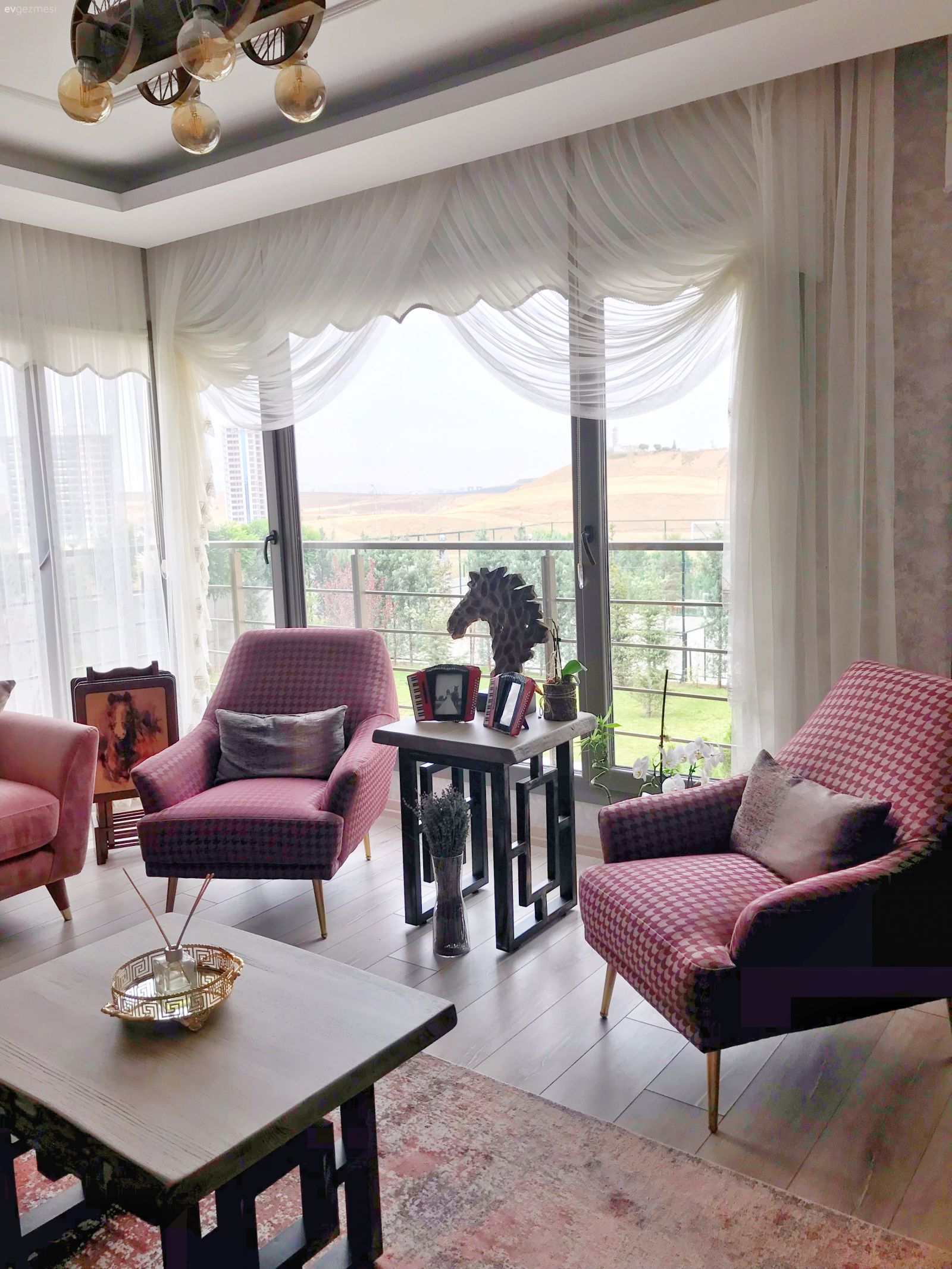 Salon, Gri, Pudra pembe, Koltuk takımı, Berjer, Orta sehpa, Sehpa, Halı, Salon halısı, Fon perde, Perde, Tül perde, Yan sehpa, Sehpa üstü aksesuarı, Ev Aksesuar, Ekose desen, Desenler, Kruvaze perde, Avize, Aydınlatma, Salon avizesi, Pembe