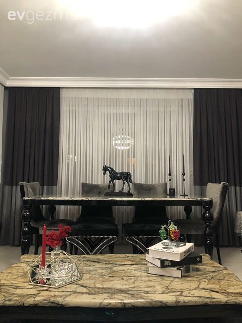 Salon, Siyah, Gri, Antrasit  , Beyaz, Orta sehpa, Sehpa, Fon perde, Perde, Tül perde, Ev tekstili, Gri duvar, Abajur, Aydınlatma, Yemek masası, Sandalye, Dekoratif Objeler, Bank, Halı, Salon halısı, Mum, Mumluk, Ev Aksesuar, Sehpa üstü aksesuarı