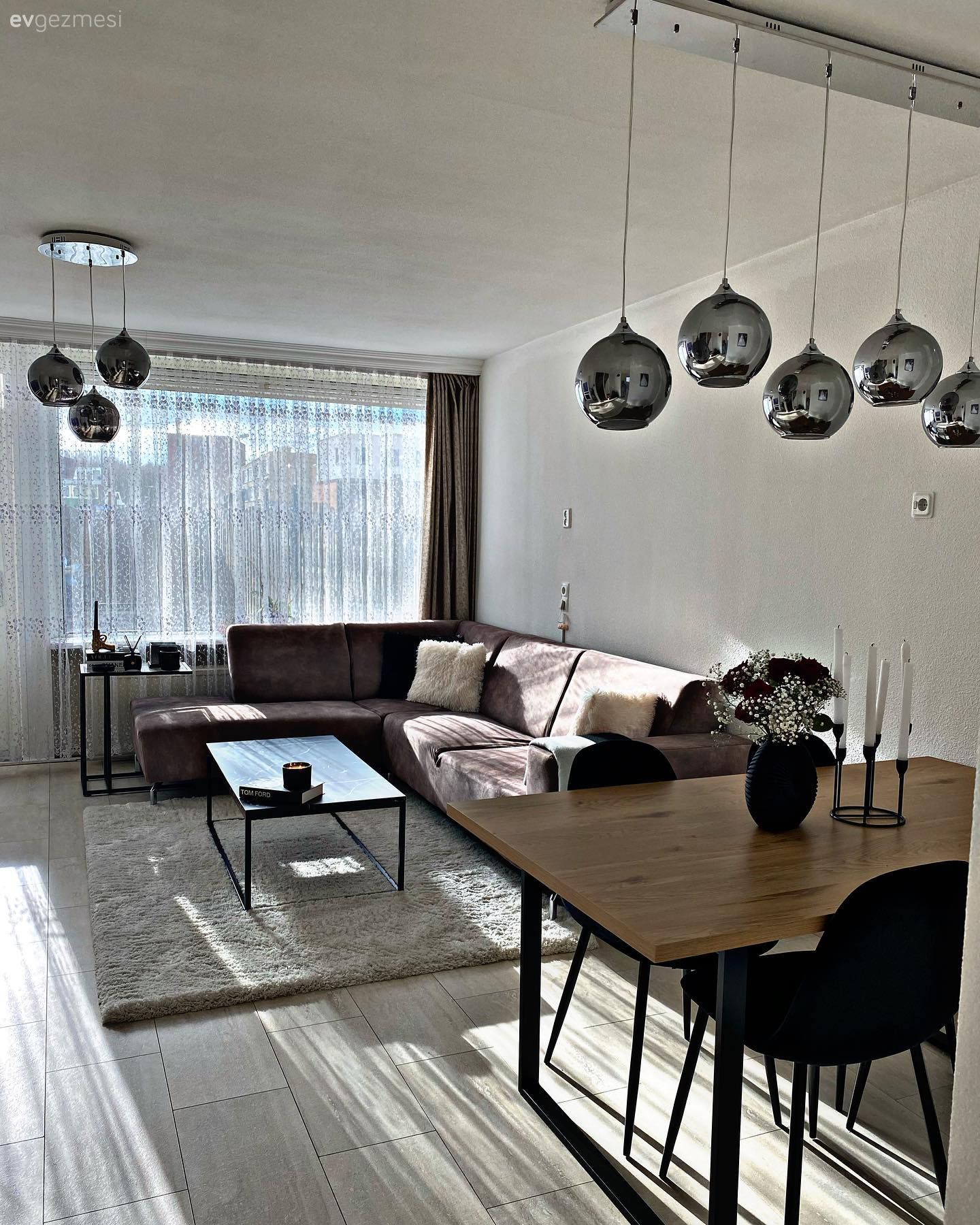 Salon, Modern, Kahverengi, Krem, Siyah, Beyaz, Köşe koltuk, Koltuk takımı, Orta sehpa, Sehpa, Halı, Salon halısı, Fon perde, Perde, Tül perde, Sandalye, Yemek masası, Avize, Aydınlatma