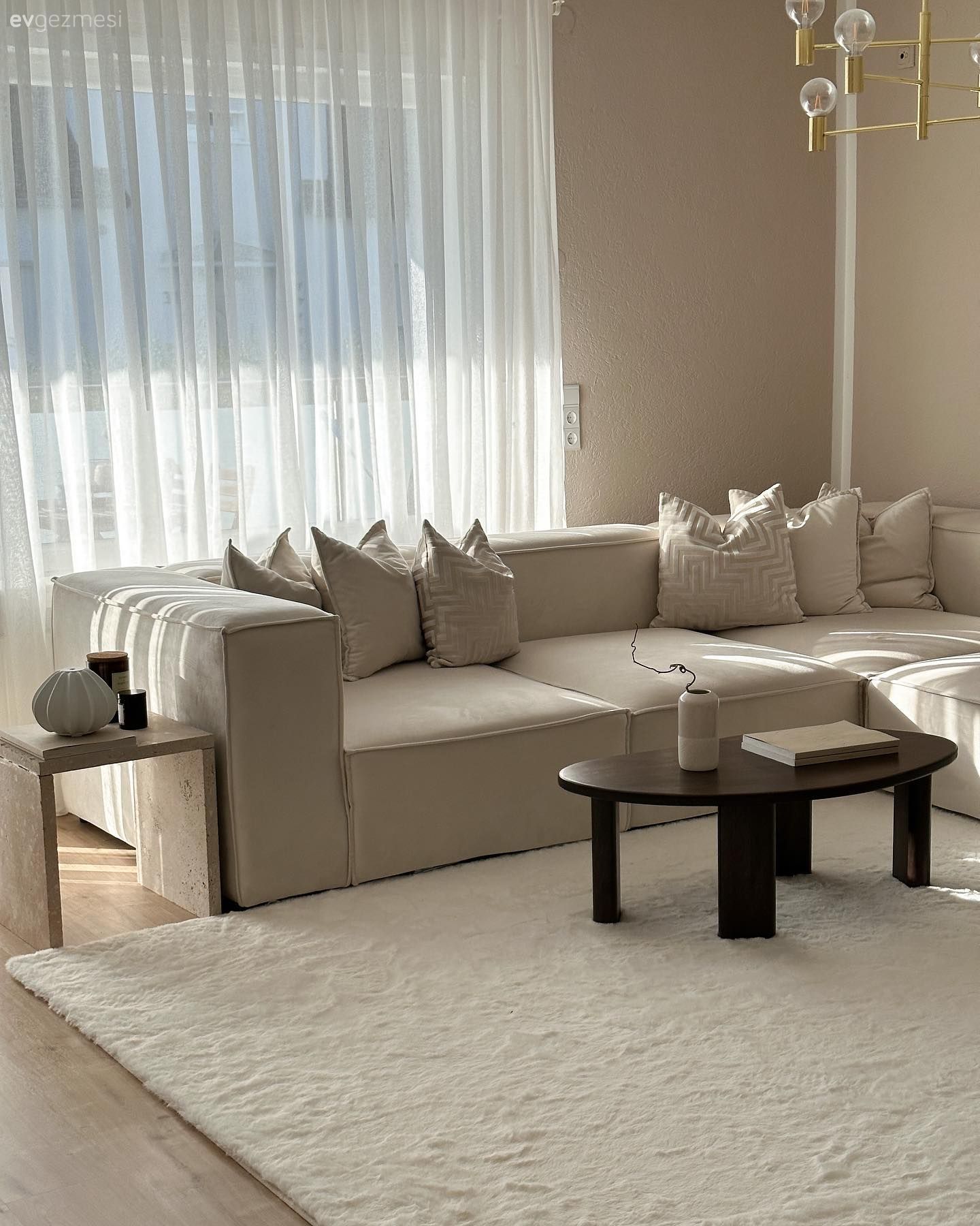 Salon, İskandinav, Beyaz, Bej, Altın, Krem, Köşe koltuk, Koltuk takımı, Orta sehpa, Sehpa, Halı, Salon halısı, Fon perde, Perde, Tül perde, Avize, Aydınlatma, Salon avizesi, Siyah