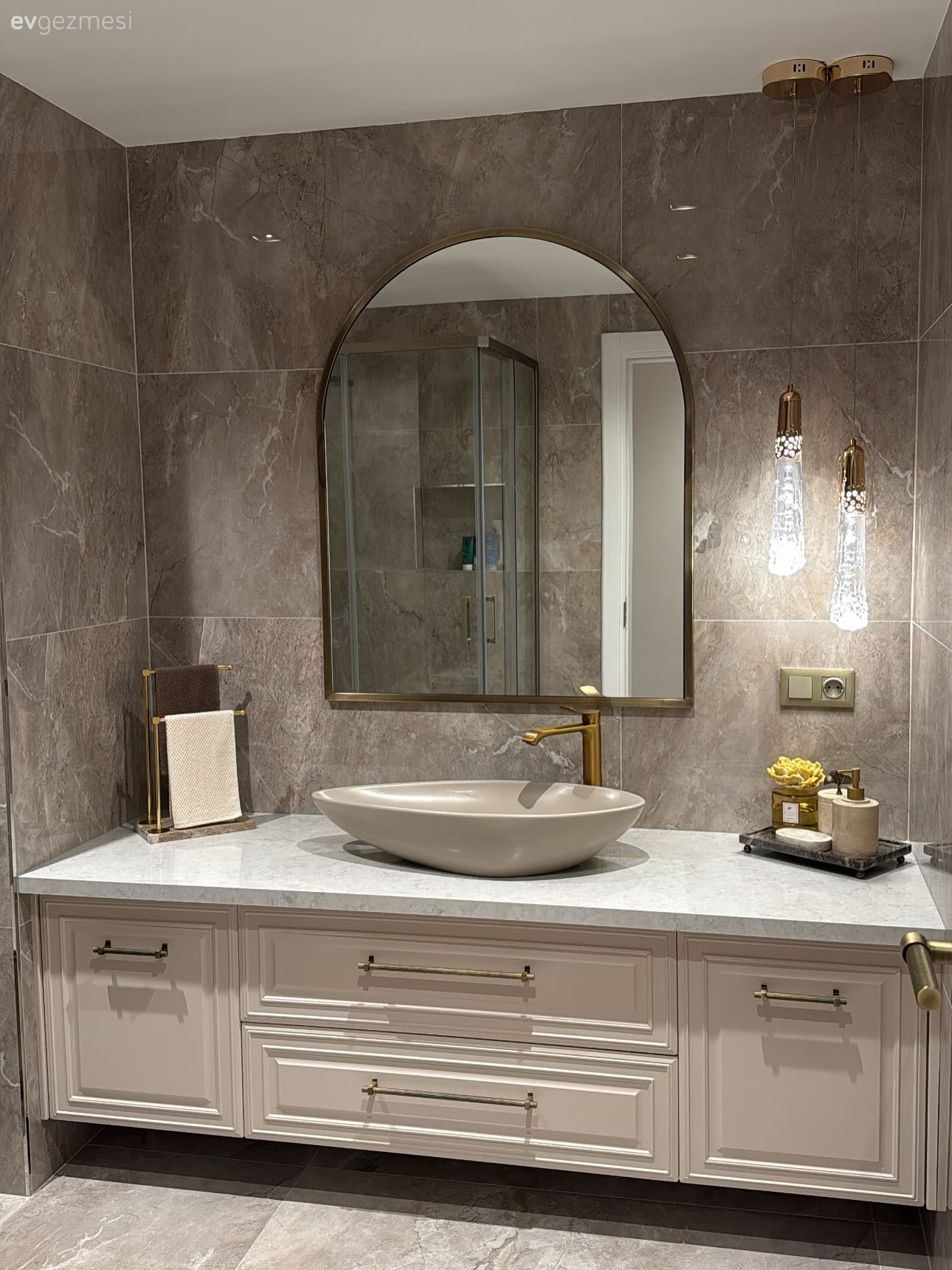 Yeni Yapılan Bu Evin Açık Mutfağı ve Banyosu Zarif Seçimlerle Dolu