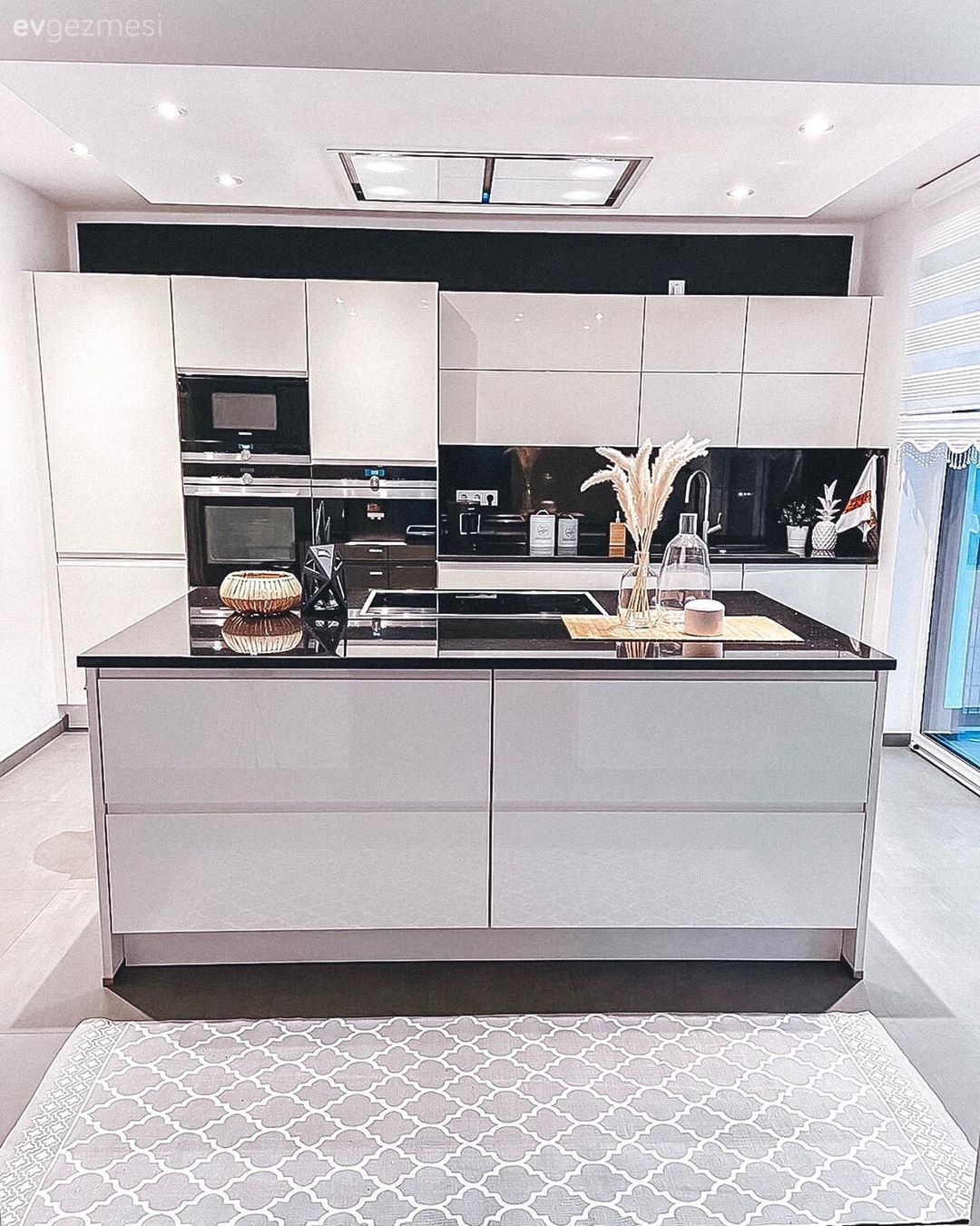 Sade ve Çok Ferah: Minimalizmden Beslenen Şık Bir Dubleks