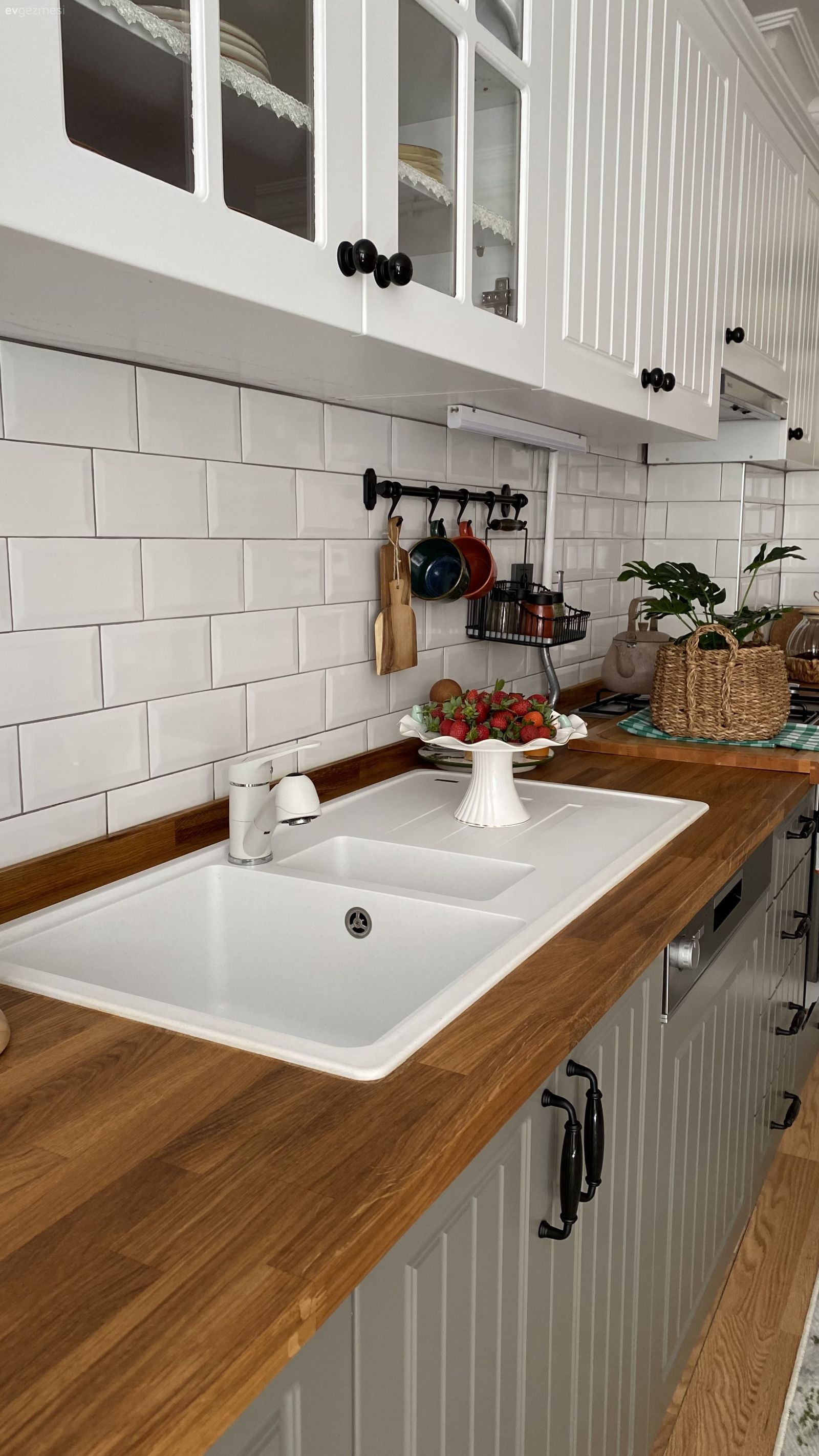 Mutfak, Beyaz, Gri, Ahşap mutfak tezgahı, Mutfak tezgahı, Metro seramik, Seramik, Mutfak rafı, Mutfak aksesuarları, Mutfak halısı, Ev bitkisi, Lambri