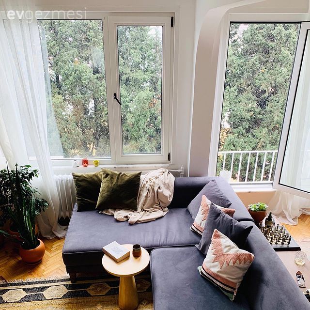 Salon, Bohem Dekorasyon, Antrasit  , Gri, Füme, Koltuk takımı, Köşe koltuk, Ahşap Mobilya, Yan sehpa, Sehpa, Ev bitkisi, Tül perde, Perde, Halı, Kırlent, Ev tekstili, Parke