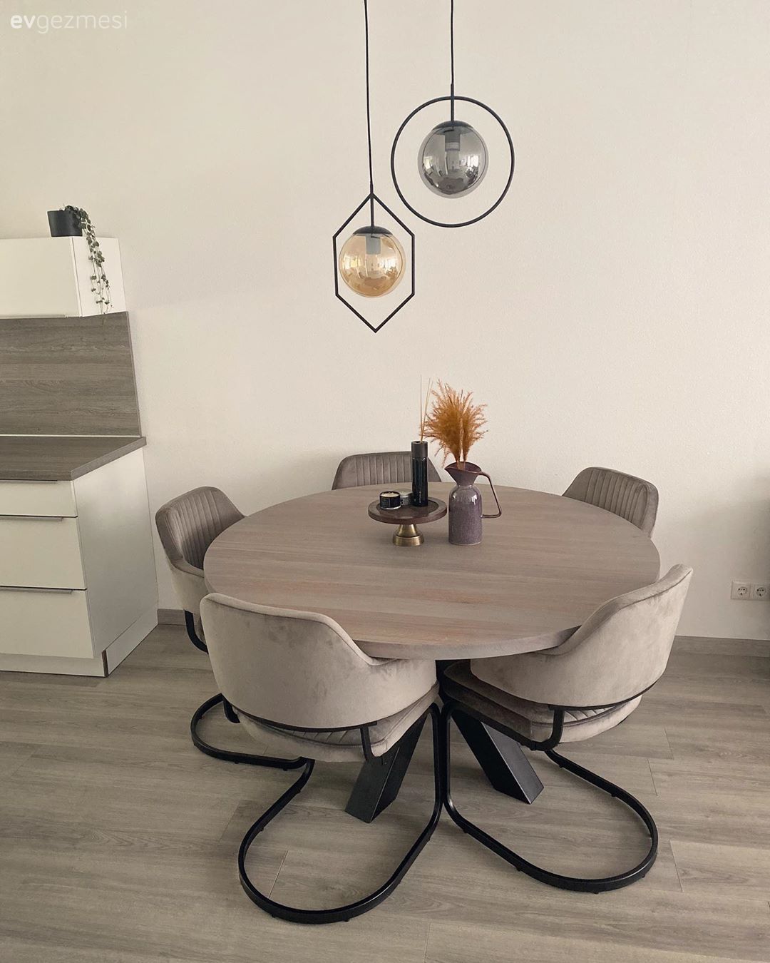 Mutfak masası, Sandalye, Kahverengi, Vizon, Sarkıt, Aydınlatma, Vazo, Ev Aksesuar, Siyah