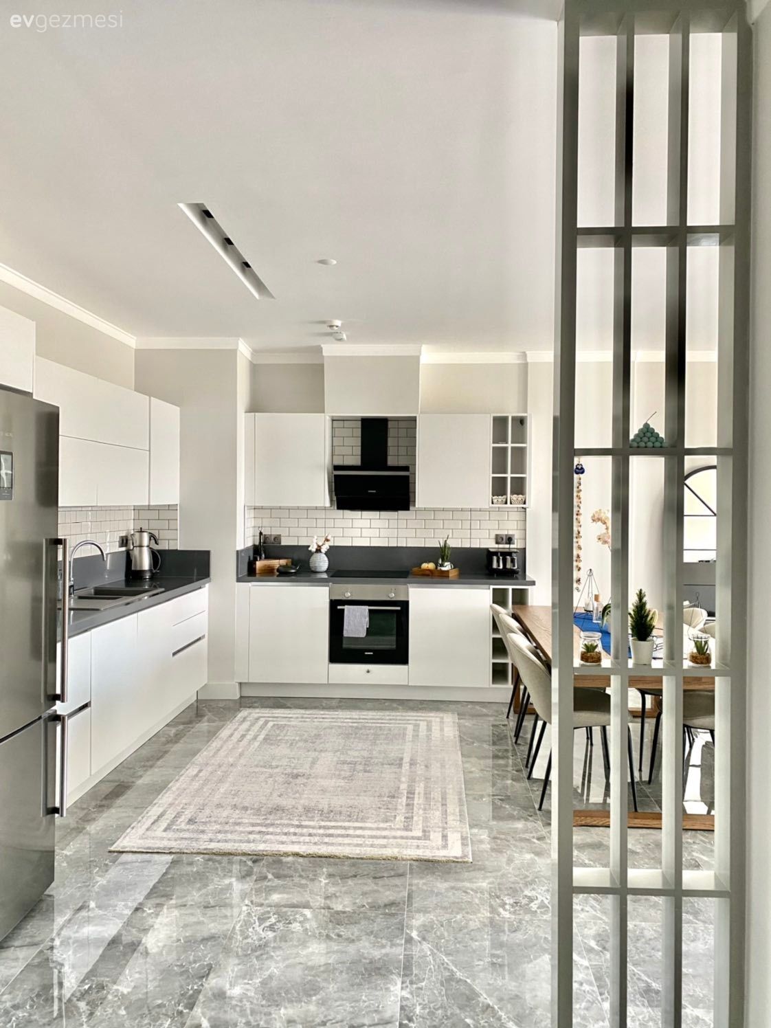 Mutfak, Beyaz mutfak, Beyaz, Siyah, Gri, Siyah tezgah, Mutfak tezgahı, Metro seramik, Seramik, Ankastre, Davlumbaz, Mutfak halısı, Mutfak zemin seramikleri, Kapı , Yemek masası, Sandalye