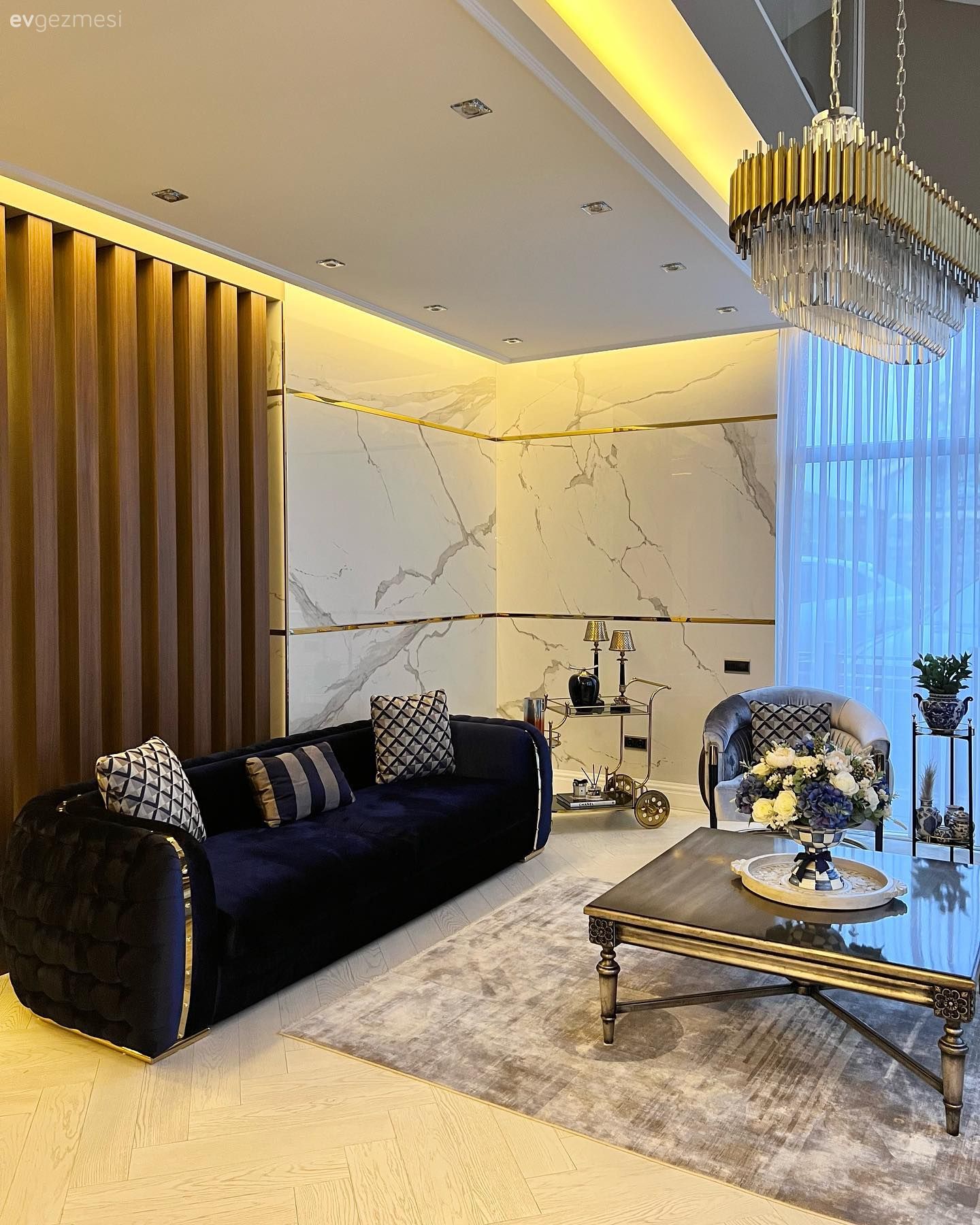 Salon, Art deko, Parlament mavisi, Altın, Gri, Beyaz, Bej, Koltuk takımı, Berjer, Fon perde, Perde, Tül perde, Orta sehpa, Sehpa, Halı, Metal ayaklı sehpa, Dekoratif Objeler, Mermer, Duvar dekorasyonu, Kırlent, Ev tekstili, Çizgili desen, Desenler, Kadife kumaş, Avize, Aydınlatma, Salon avizesi, Kristal aksesuarlar, Ev Aksesuar