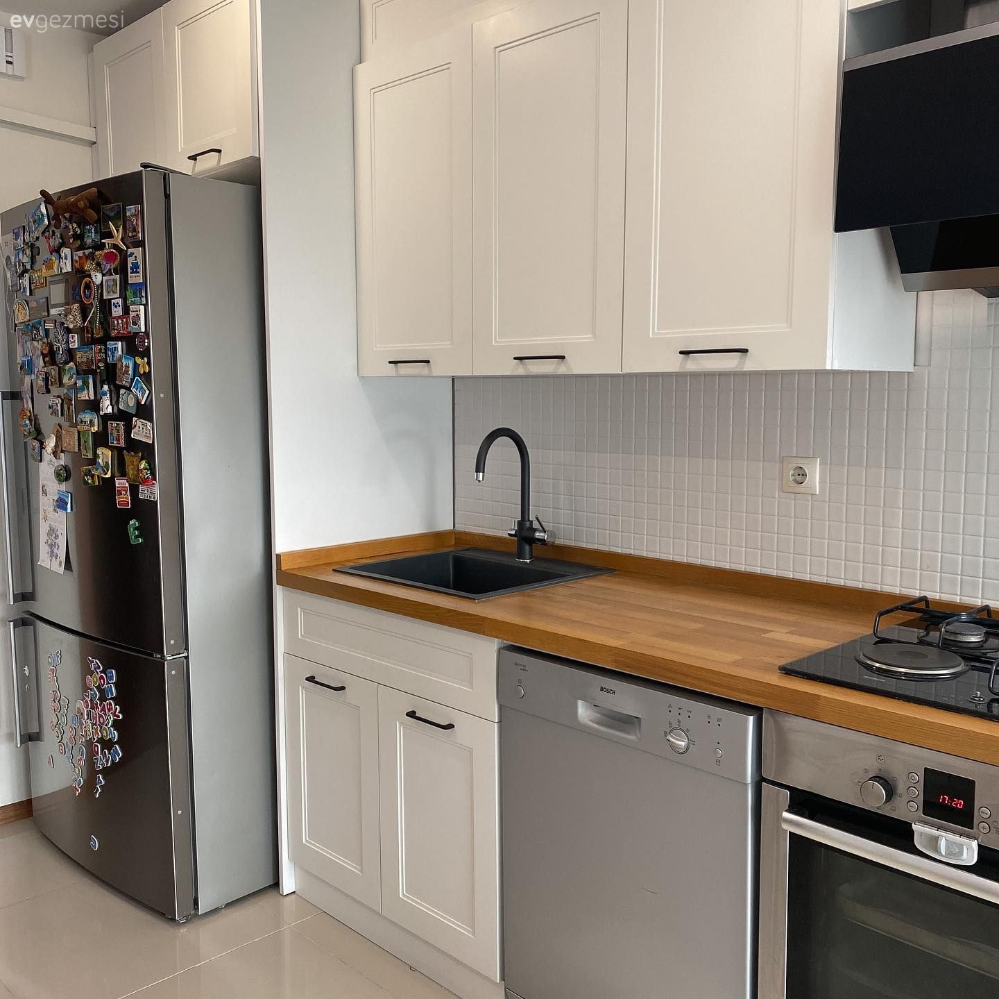 Beyaz, Beyaz ve ahşap mutfak, Mutfak, Ahşap mutfak tezgahı, Mutfak tezgahı, Davlumbaz, Mutfak tezgah arası, Tezgah arası seramik, Shaker kapaklı dolaplar