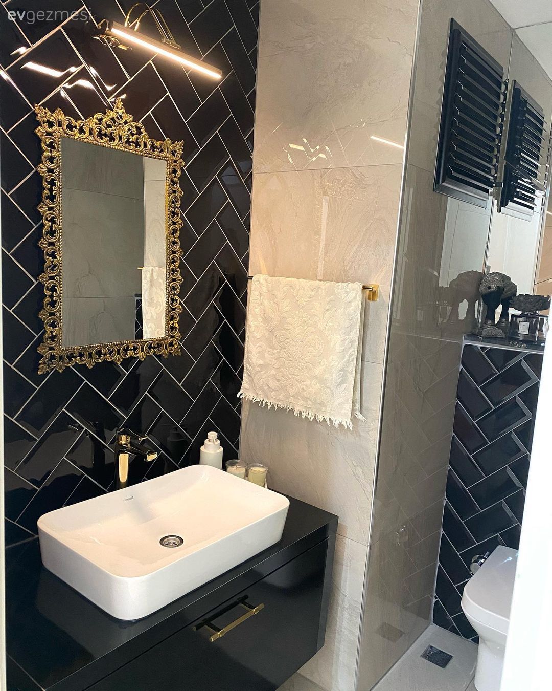 Bu Mersin Evinde Ferahlığı Getiren Tonlar Pirinç Yansımalarla Tamamlanmış!