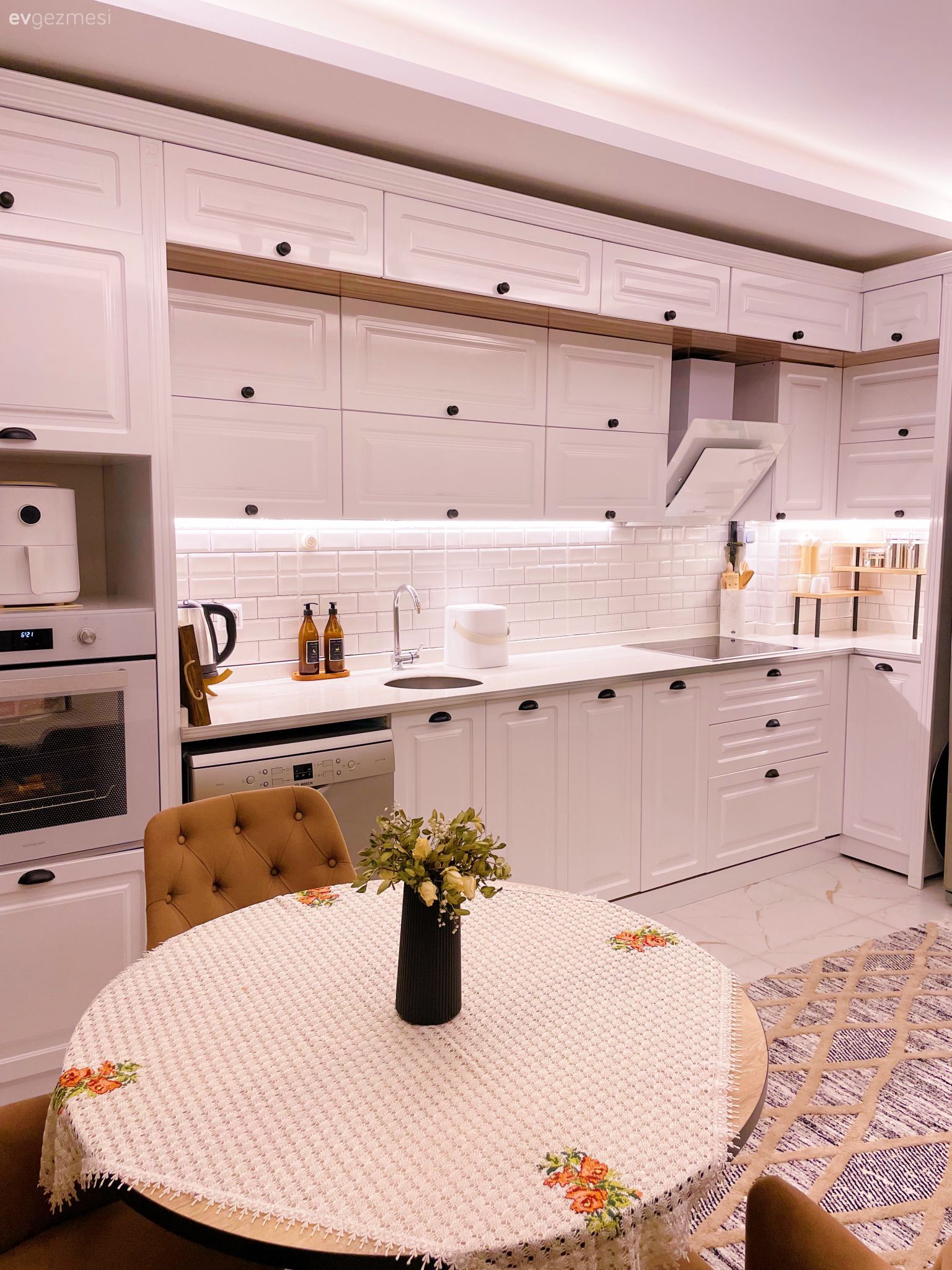 Mutfak, Country mutfak, Beyaz, Kahverengi, Siyah, Shaker kapaklı dolaplar, Mutfak tezgahı, Mutfak tezgah arası, Tezgah arası seramik, Mutfak halısı, Sandalye, Mutfak masası, Ankastre, Davlumbaz