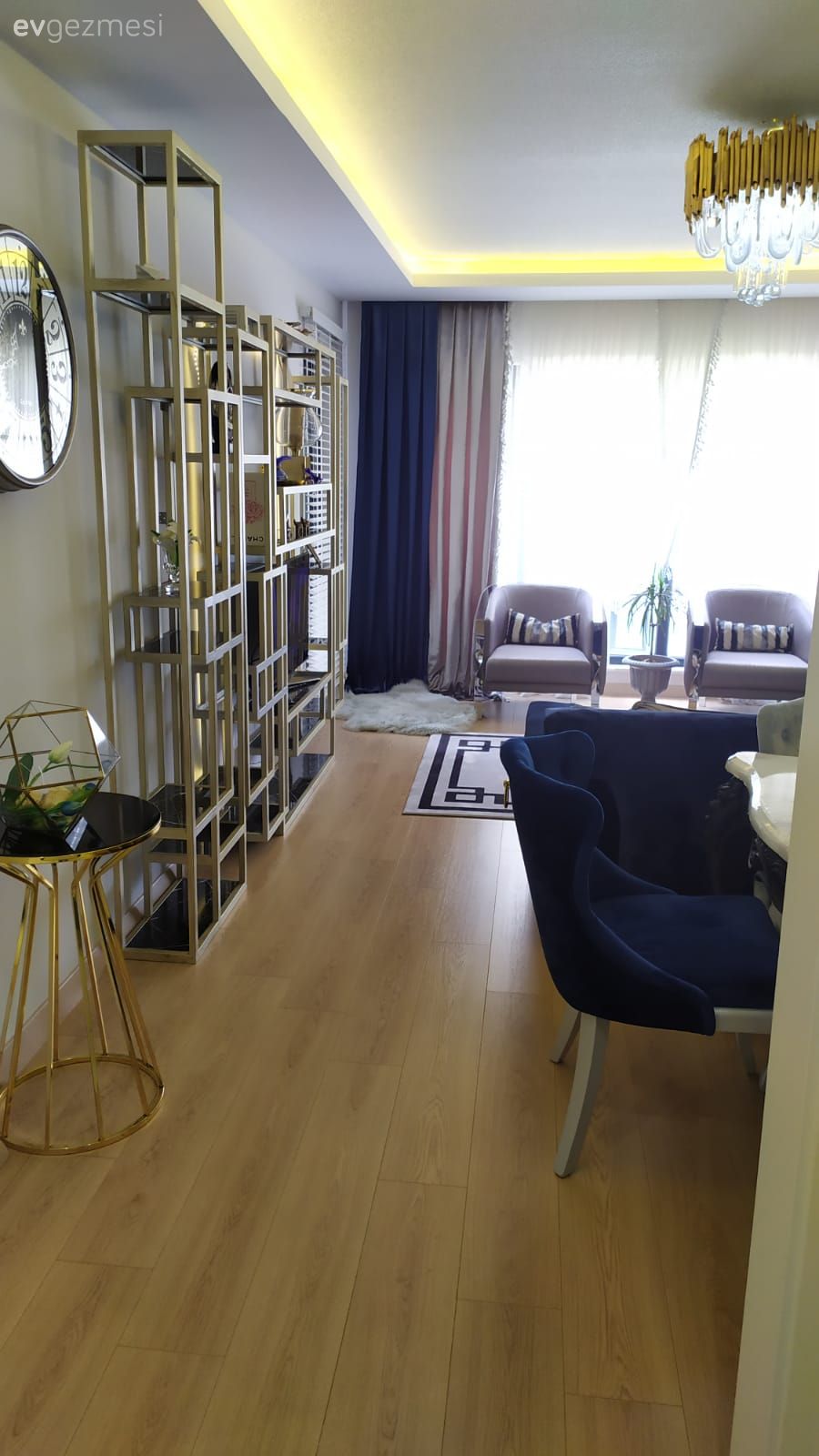 Salon, Art deko, Parlament mavisi, Gri, Beyaz, Koltuk takımı, Tv ünitesi, Altın, Kırlent, Ev tekstili, Çizgili desen, Desenler, Duvar dekorasyonu, Halı, Salon halısı, Berjer, Vizon, Tv ünitesi aksesuarları, Ev Aksesuar, Yan sehpa, Sehpa