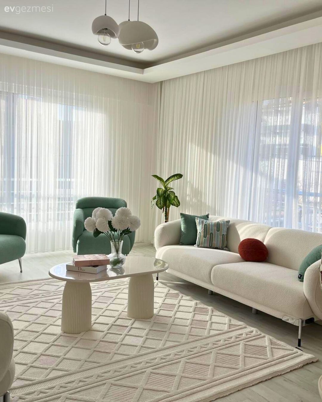 Salon, Modern, Beyaz, Bej, Krem, Yeşil, Mint yeşil, Tül perde, Perde, Koltuk takımı, Berjer, Halı, Salon halısı, Orta sehpa, Sehpa, Kırlent, Ev tekstili, Ev bitkisi
