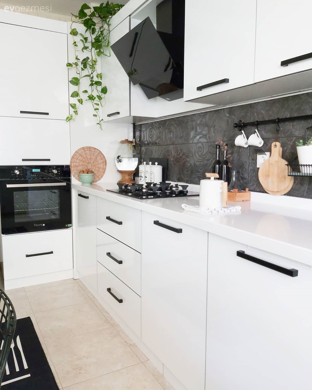 Mutfak, Rustik mutfak, Beyaz, Siyah, Mutfak tezgahı, Mutfak tezgah arası, Tezgah arası seramik, Karatahta boyası, Mobilya boyama, Ankastre, Davlumbaz