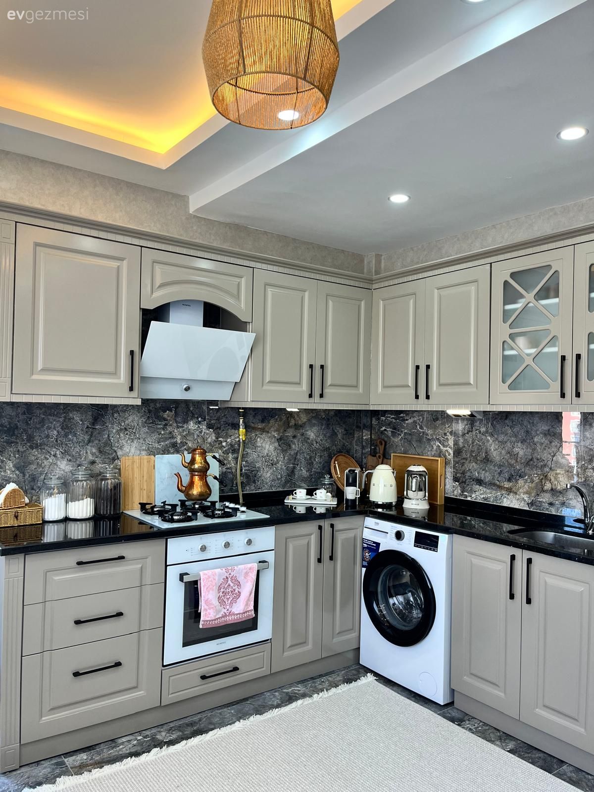 Mutfak, Gri, Bej, Siyah, Led aydınlatma, Aydınlatma, Hasır avize, Siyah tezgah, Mutfak tezgahı, Mutfak tezgah arası