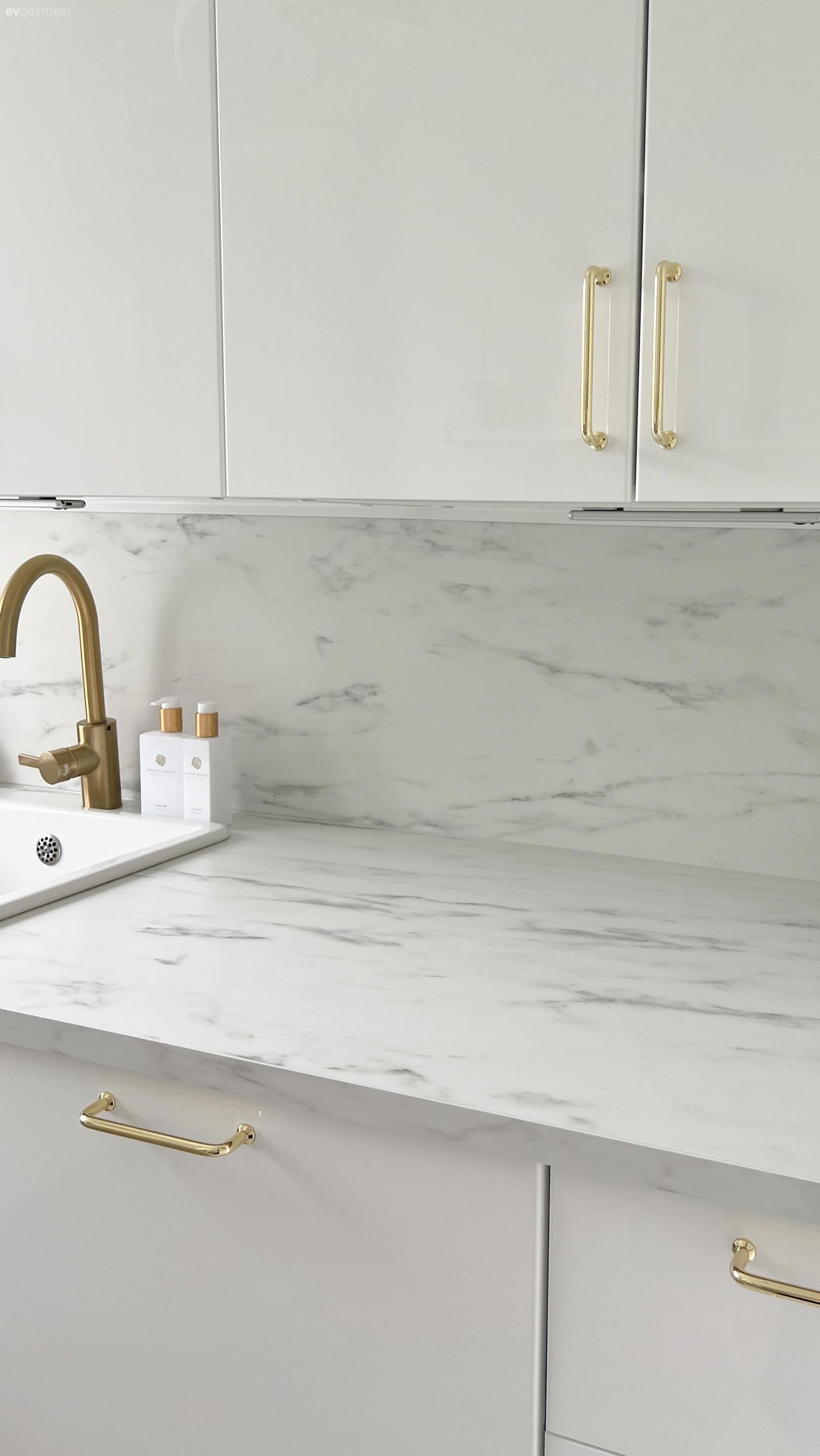 Beyazlara Aşık Bu Evde Yumuşak Hatlar Belirgin