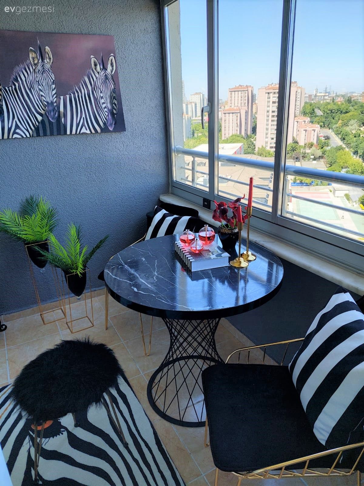 Bu İstanbul Evinde Uyumlu Renkler Işıltılarla Hareket Kazanmış