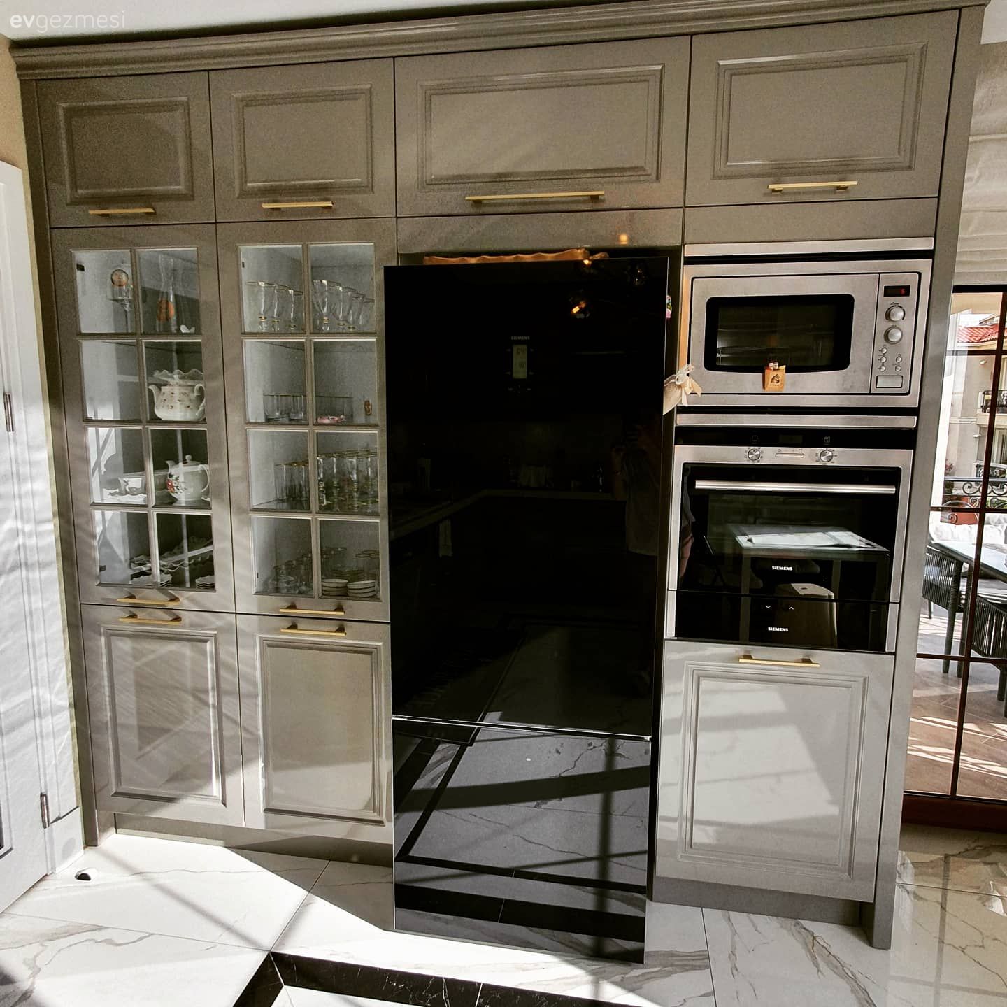 Mutfak, Gri mutfak, Siyah, Beyaz, Ankastre, Shaker kapaklı dolaplar, Mutfak zemin seramikleri, Altın