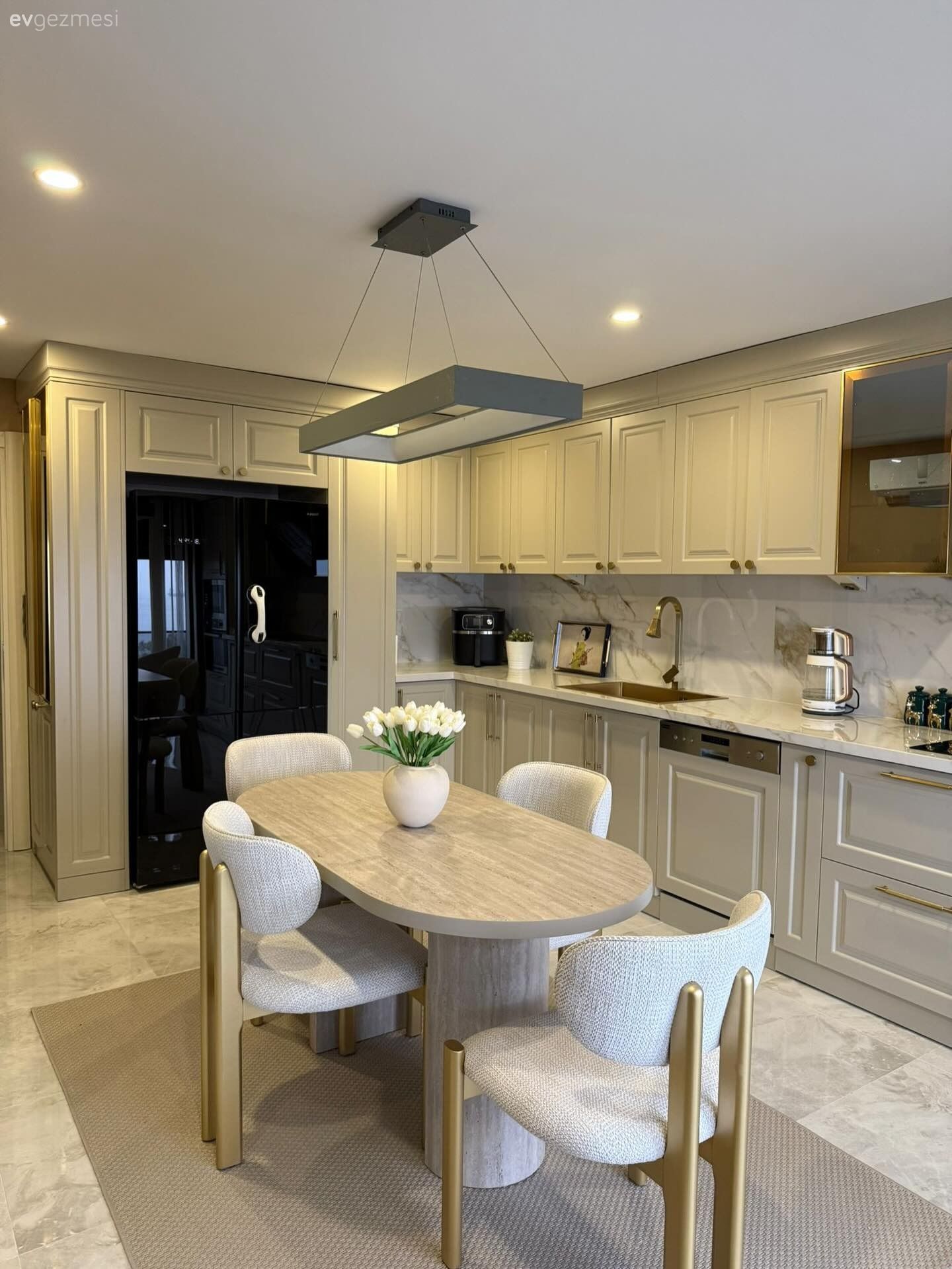 Mutfak, Bej, Krem, Beyaz, Gri, Altın, Mutfak tezgahı, Mutfak tezgah arası, Shaker kapaklı dolaplar, Cam kapaklı dolap, Mutfak sandalyesi, Sandalye, Mutfak masası, Mutfak Avize Modelleri, Spot aydınlatma, Aydınlatma, Eviye , Mutfak aksesuarları, Mutfak halısı, Mutfak zemin seramikleri, Modern, Country