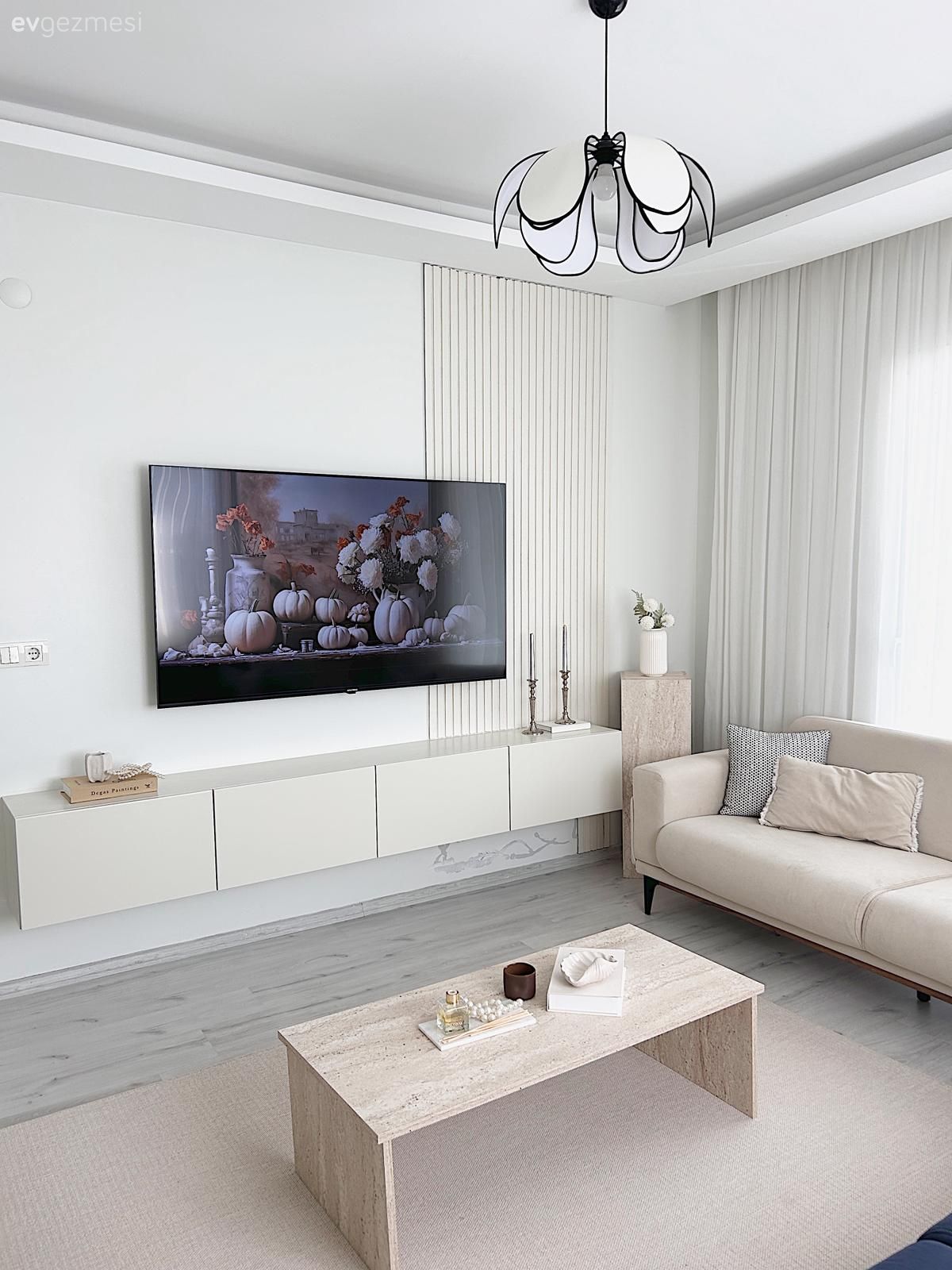 Salon, Modern, İskandinav, Beyaz, Krem, Bej, Koltuk takımı, Tv ünitesi, Tv ünitesi aksesuarları, Ev Aksesuar, Duvar çıtalama, Tül perde, Perde, Orta sehpa, Sehpa, Halı, Salon halısı, Avize, Aydınlatma, Salon avizesi, Dekoratif Objeler