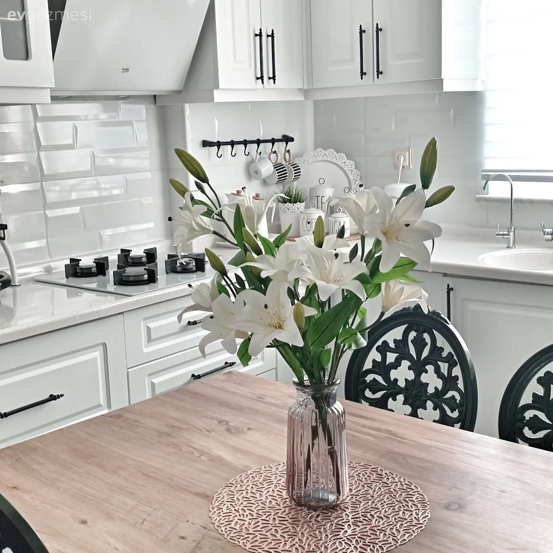 Ferforje Sandalyeler Bu Mutfağa Samimiyet Katmış