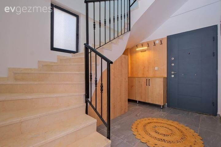 Fethiye'deki Bu Evin Bir Yanı Çam Ormanı Diğer Yanı Deniz!