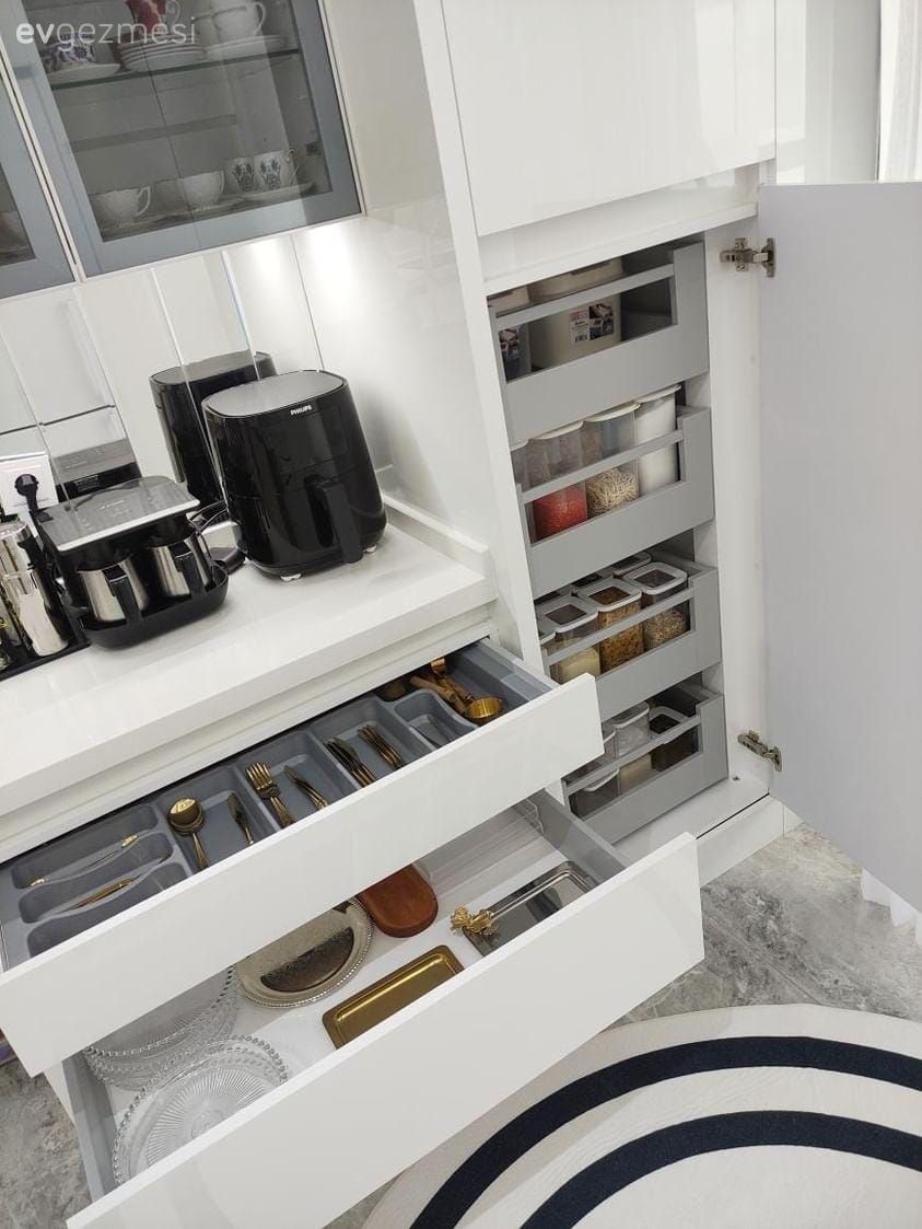 Bu Beyaz Mutfakta Dolaplar Modern Detaylar Country!