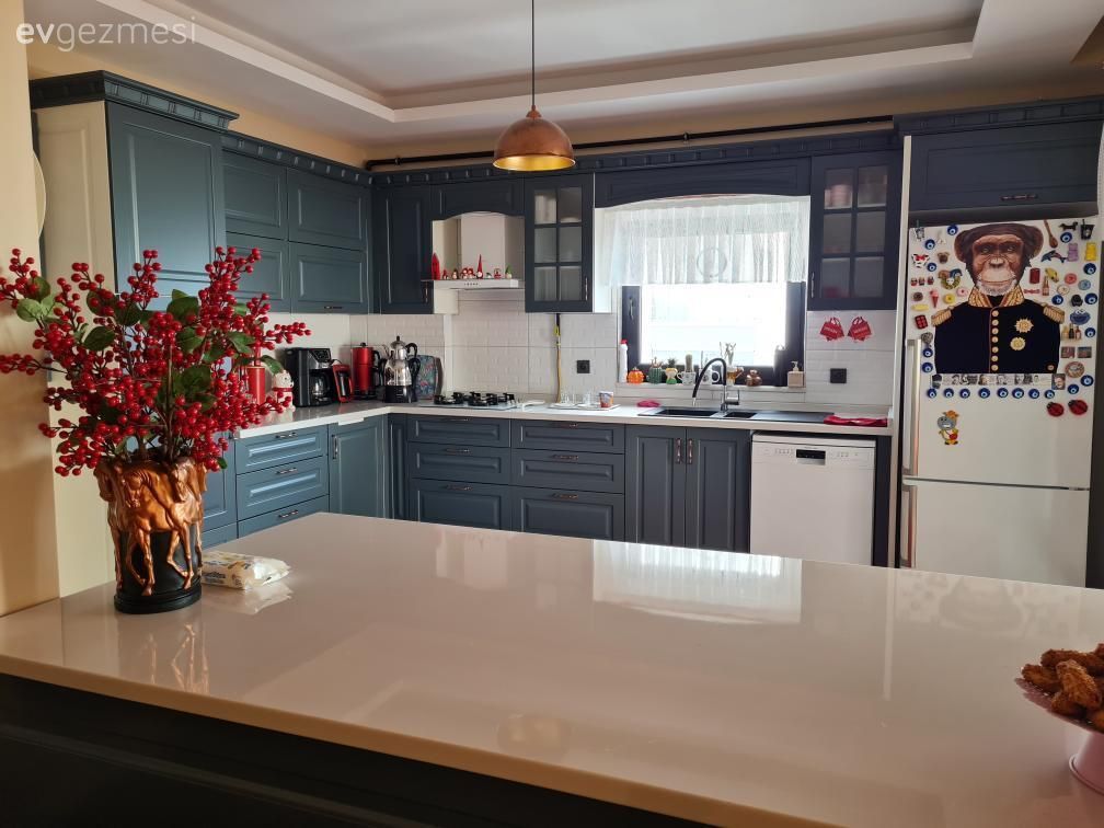 Mutfak, Gri mutfak, Kırmızı, Gri, Beyaz, Amerikan Mutfak, Bar masa & sandalyeleri, Halı, Mutfak duvar dekorasyonu, Mutfak perdesi, Shaker kapaklı dolaplar, Mutfak Avize Modelleri, Mutfak tezgahı, Mutfak tezgah arası, Tezgah arası seramik, Pencere önü eviye, Eviye , Eklektik