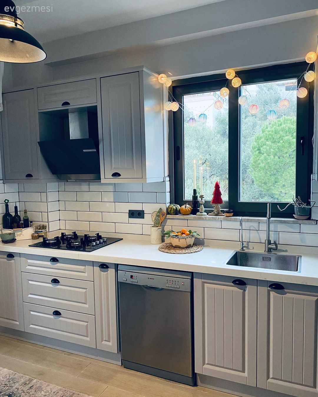 Mutfak, Beyaz, Shaker kapaklı dolaplar, Country mutfak, Siyah, Mutfak tezgahı, Mutfak tezgah arası, Tezgah arası seramik, Metro seramik, Seramik, Sarkıt, Aydınlatma, Davlumbaz, Halı, Salon halısı