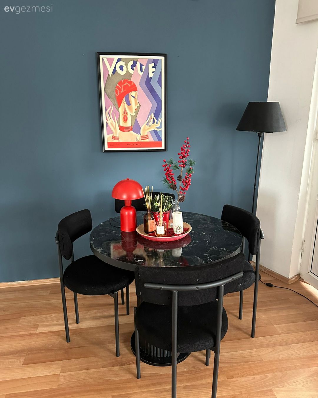 Mavi duvar, Tablo, Duvar dekorasyonu, Siyah, Kırmızı, Sandalye, Yemek masası, Lambader, Aydınlatma, Parke, Dekoratif Objeler