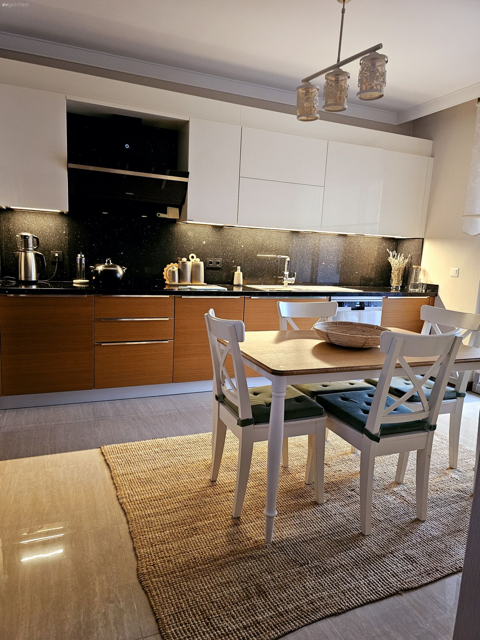 Mutfak, Beyaz, Beyaz ve ahşap mutfak, Siyah tezgah, Mutfak tezgahı, Mutfak tezgah arası, Mutfak masası, Sandalye, Mutfak halısı, Mutfak aksesuarları