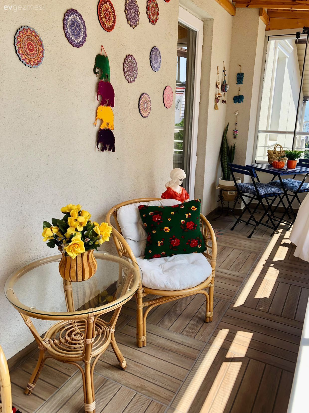 Teras, Bohem Dekorasyon, Turuncu, Mor, Mavi, Beyaz, Rattan sandalye, Hasır sandalye, Balkon oturma grubu, Balkon, Sandalye, Balkon masası, Kilim, Halı, Dekoratif Objeler, Balkon duvar dekorasyonu, Yeşil, Sarı, Kırmızı