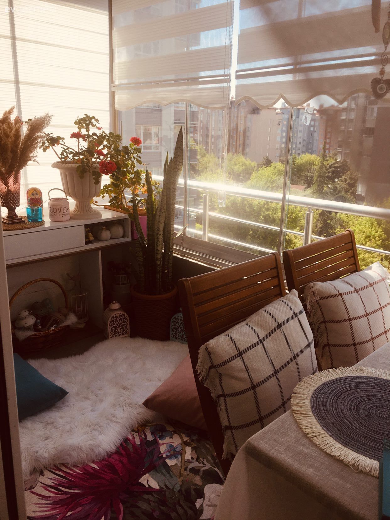 Balkon, Beyaz, Gri duvar, Balkon duvar dekorasyonu, Kırlent, Ev tekstili