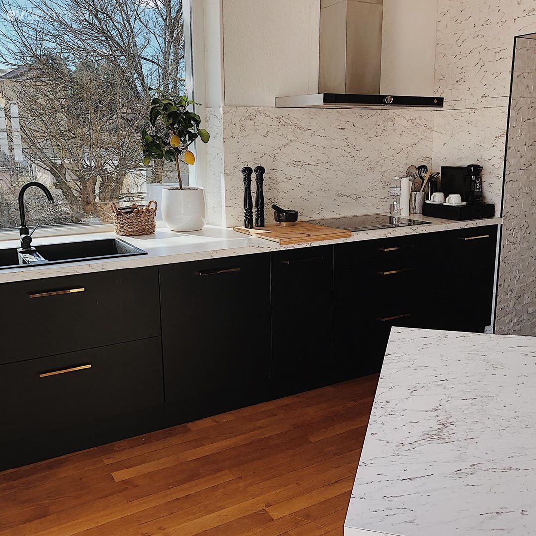 Bu Evin Renkleri Pencereden Yansıyan Güneşle Daha Güzelleşmiş