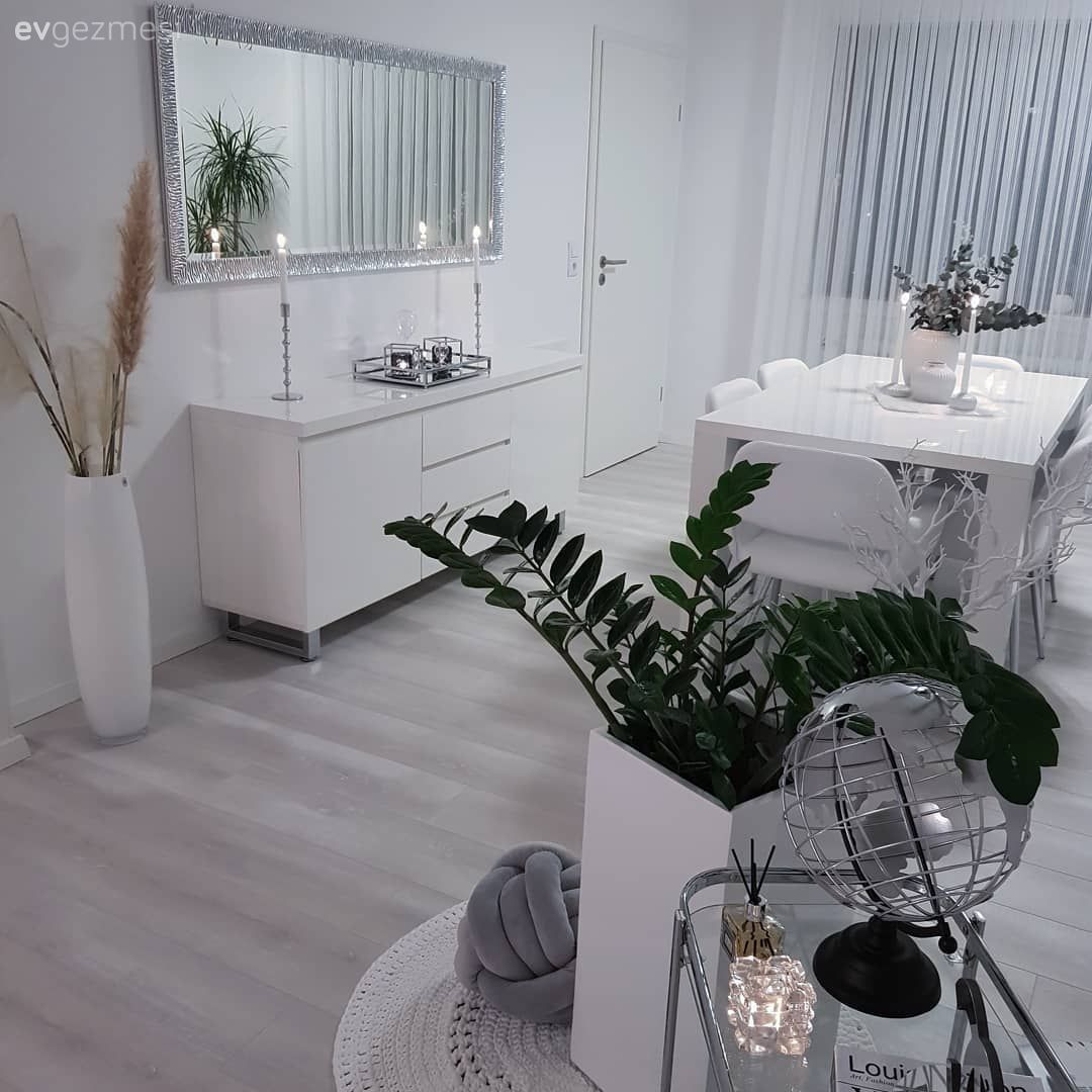 Yemek Odası, Beyaz, Gümüş, Tül perde, Perde, Yemek masası, Sandalye, Konsol, Konsol üzeri dekoratif objeleri, Şamdan, Ev Aksesuar, Mumluk, Ayna, Vazo, Yapay çiçekler, Ev bitkisi, Aynalı tepsi, Aynalı aksesuar