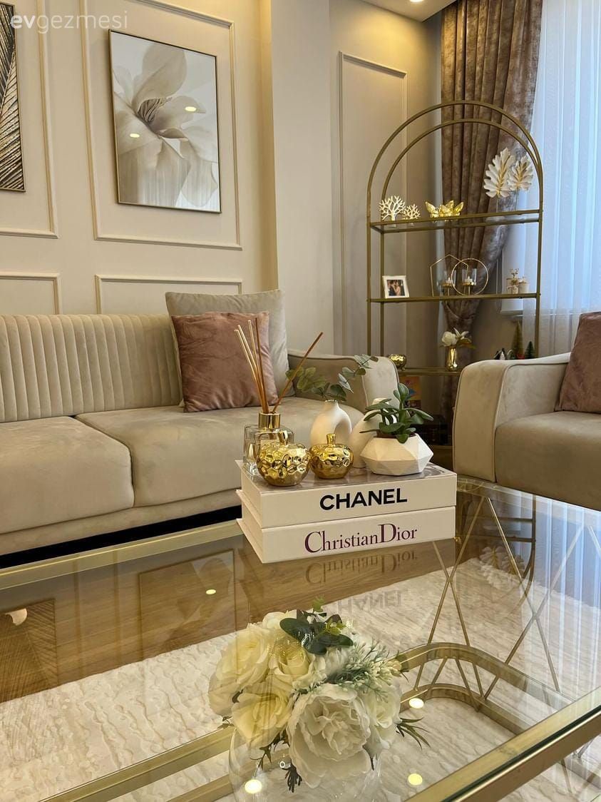 Salon, Modern, Tv ünitesi, Tv ünitesi aksesuarları, Ev Aksesuar, Fon perde, Perde, Berjer, Halı, Salon halısı, Cam orta sehpa, Orta sehpa, Parke, Spot aydınlatma, Aydınlatma, Koltuk takımı, Duvar çıtalama, Dekoratif Objeler, Tablo, Duvar dekorasyonu, Vitrin, Kırlent, Ev tekstili