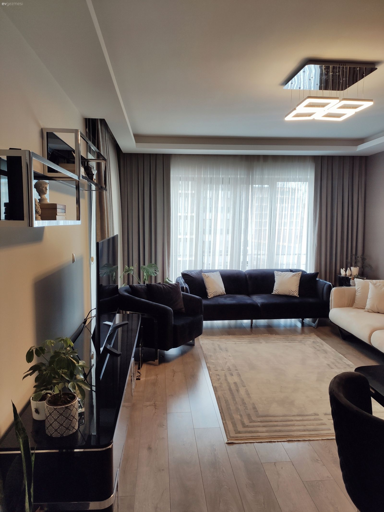 Salon, Modern, Füme, Lacivert, Bej, Berjer, Koltuk takımı, Tv ünitesi, Tv ünitesi aksesuarları, Ev Aksesuar, Halı, Salon halısı, Sandalye, Yemek masası, Avize, Aydınlatma, Kırlent, Ev tekstili