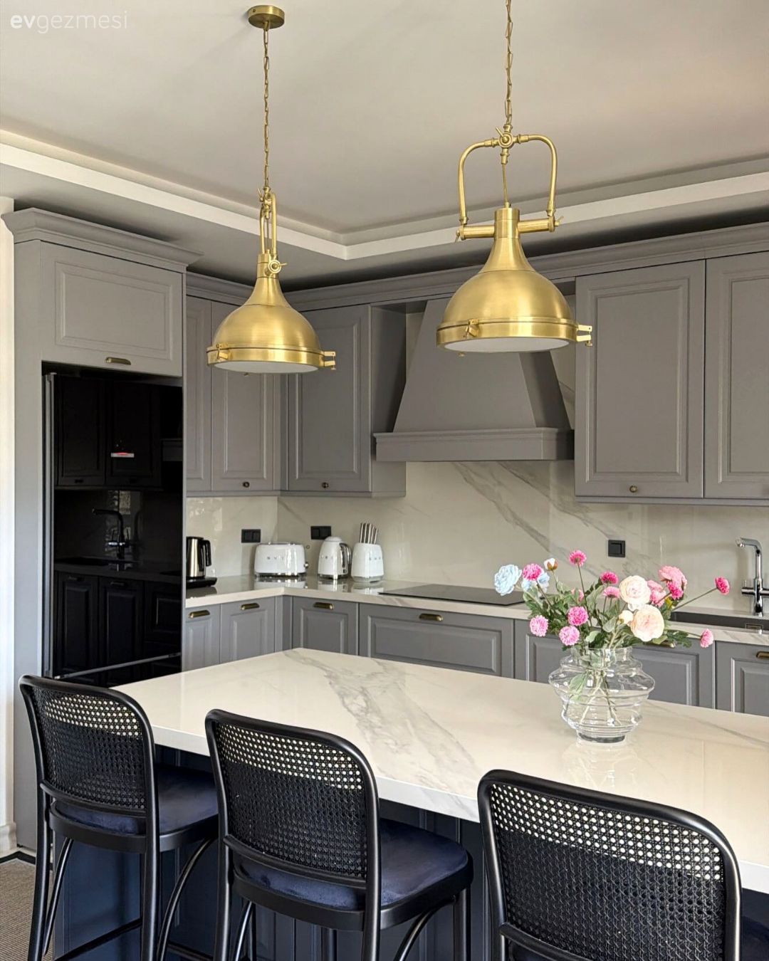 Bu İzmir Mutfağında Modern Tarza Shaker Kapaklarla Samimiyet Eklenmiş