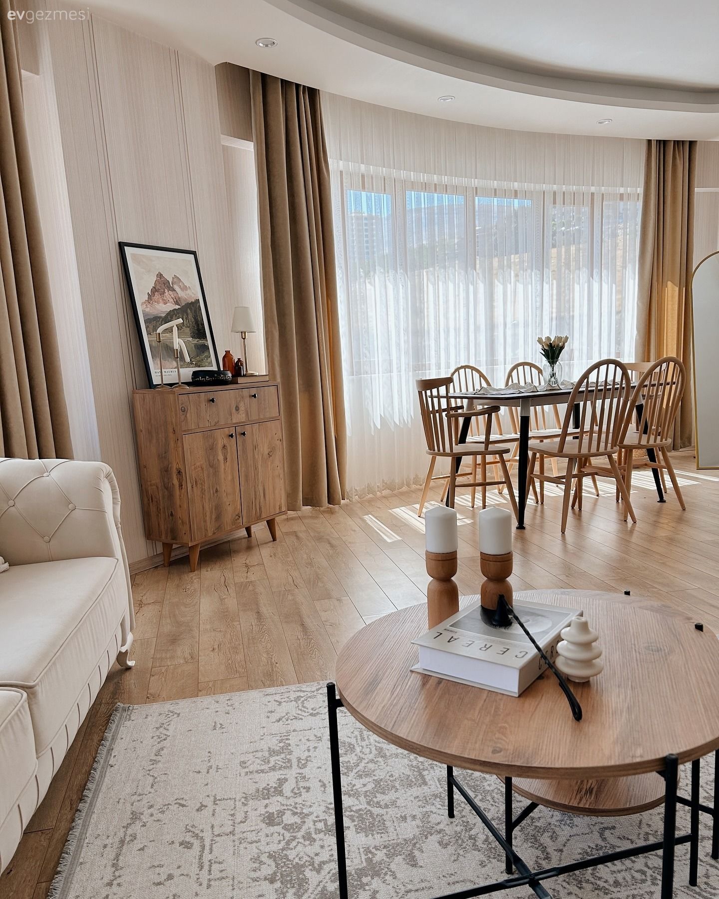 Salon, İskandinav, Krem, Bej, Beyaz, Halı, Salon halısı, Orta sehpa, Sehpa, Yemek masası, Sandalye, Fon perde, Perde, Tül perde