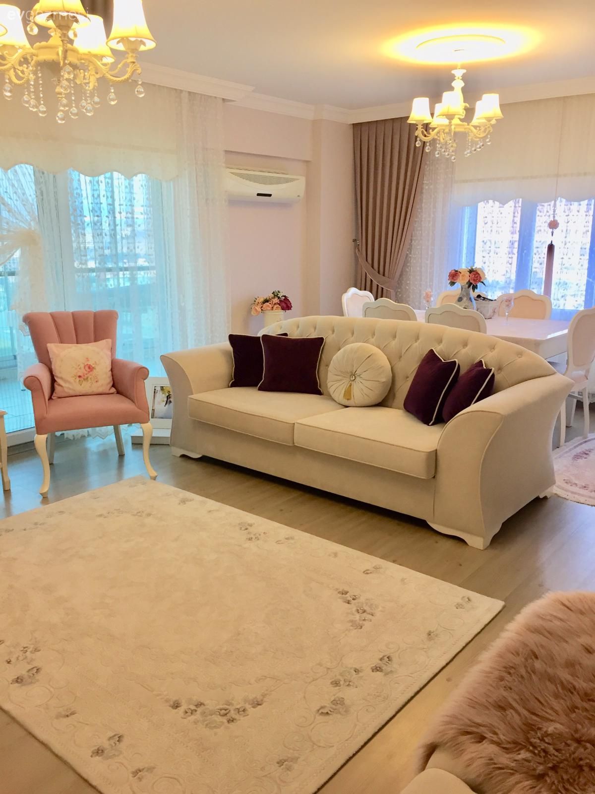 Salon, Büyük salon, Beyaz, Pembe, Bordo, Country, Country salon, Koltuk takımı, Berjer, Duvar dekorasyonu, Kırlent, Ev tekstili, Halı, Salon halısı, Avize, Aydınlatma, Salon avizesi, Tül perde, Perde, Fon perde, Yemek masası, Sandalye