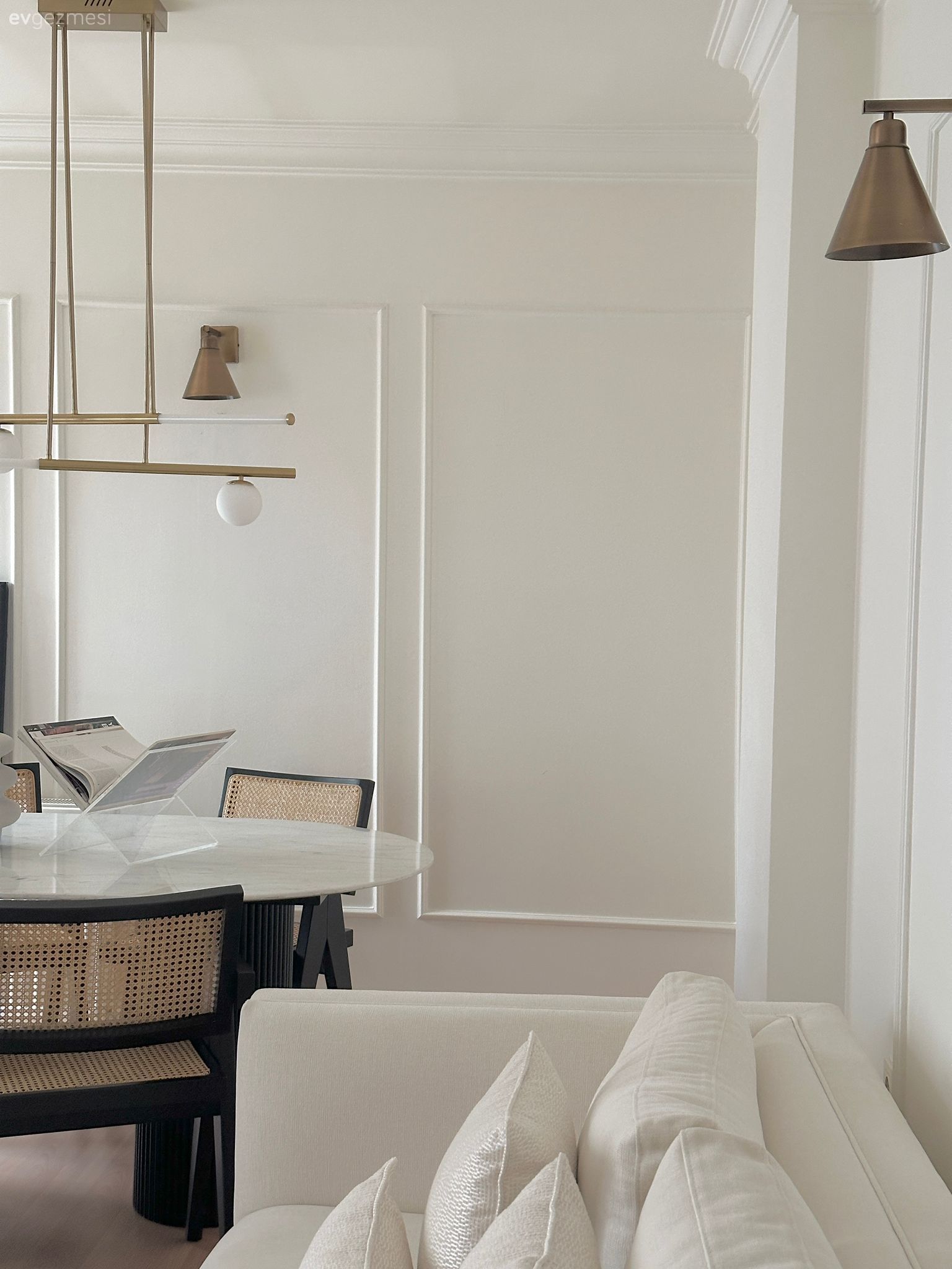 Açık Kolonu Olan Bu Salonda Beyaza Çok İş Düşmüş