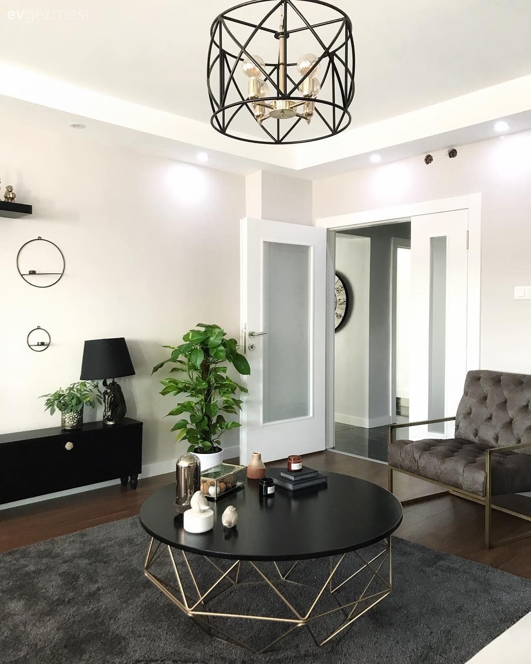 Salon, Bej, Vizon, Siyah, Gri, Koltuk takımı, Halı, Salon halısı, Yuvarlak sehpa, Sehpa, Orta sehpa, Metal ayaklı sehpa, Ev bitkisi, Abajur, Aydınlatma, Avize, Tv ünitesi aksesuarları, Ev Aksesuar, Modern, Tv ünitesi, Berjer