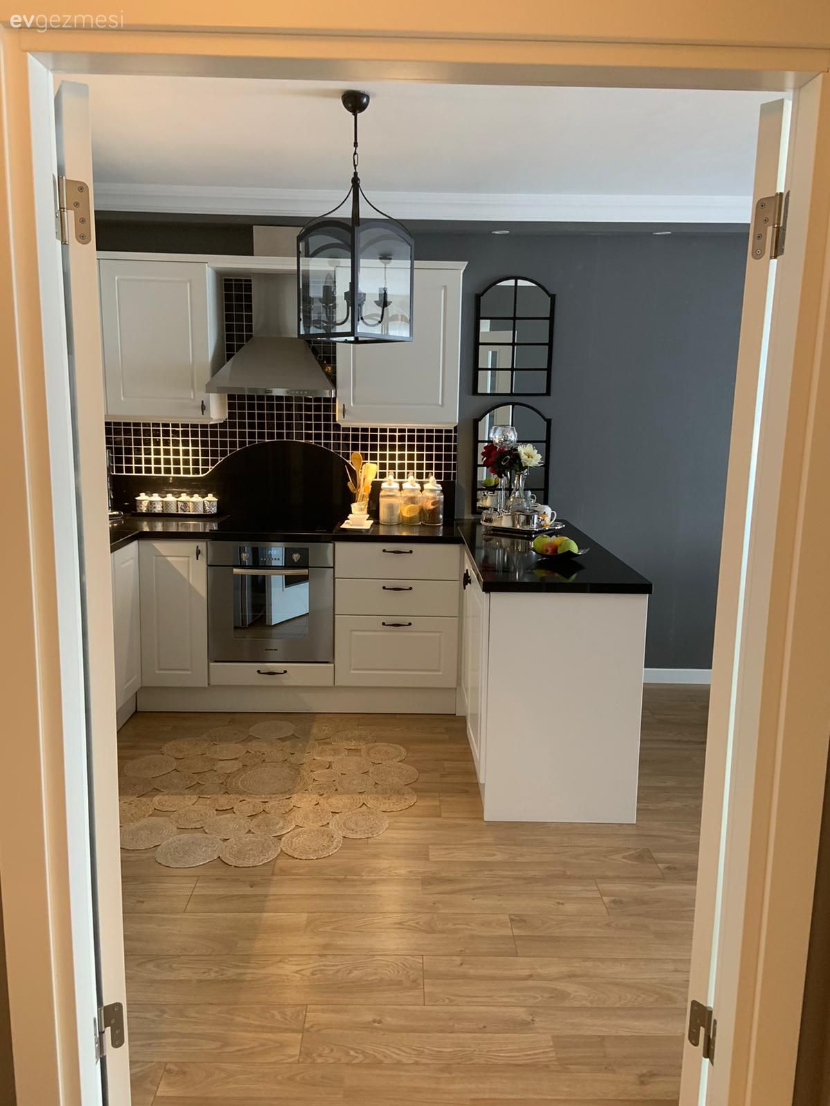 Mutfak, Mutfak yarım adası, Beyaz, Siyah, Siyah tezgah, Mutfak tezgahı, Mutfak tezgah arası, Mutfak aksesuarları, Mutfak Avize Modelleri, Modern, Gri duvar, Parke