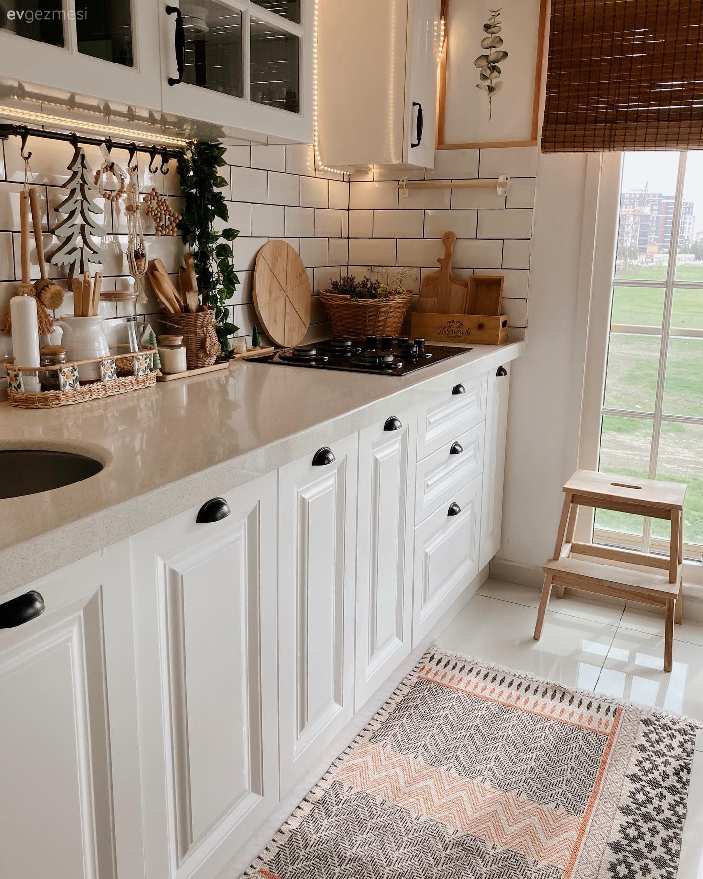 Bu Country Mutfakta Detaylar Samimi ve İlgi Çekici