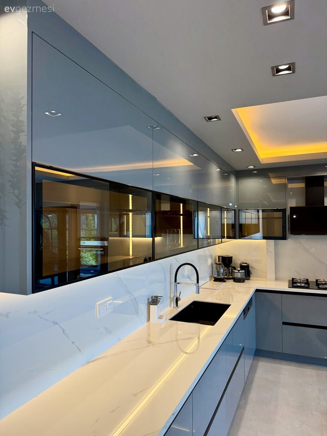 Bu Açık Mutfakta Modern Tarza Göz Kırpan Çok Parça Var
